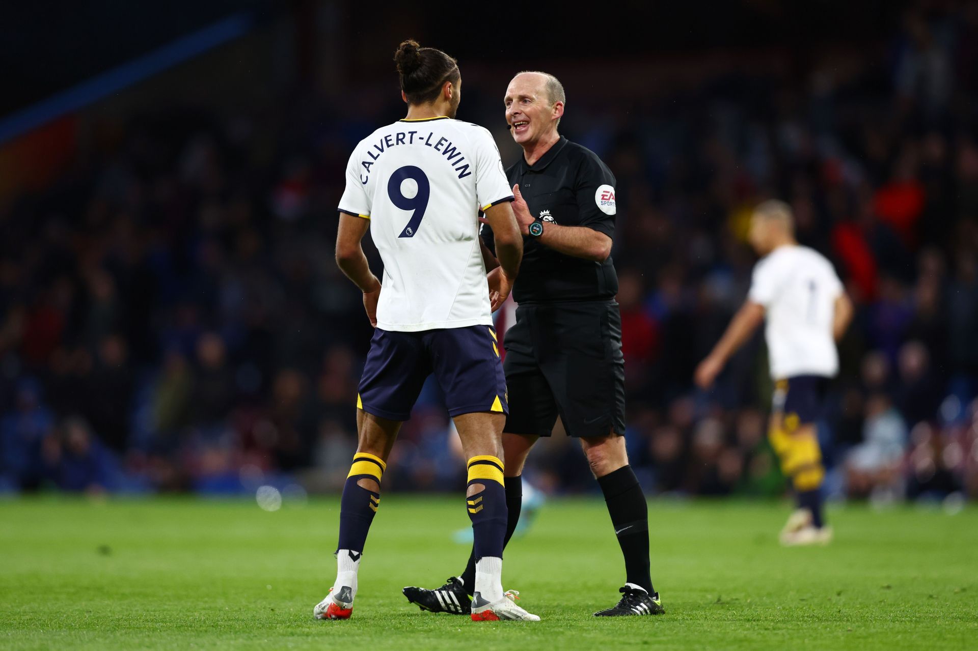 Calvert-Lewin in argument with Mike Dean.