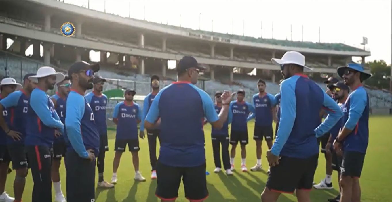 Head coach Rahul Dravid interacts with players. (Credit: BCCI)