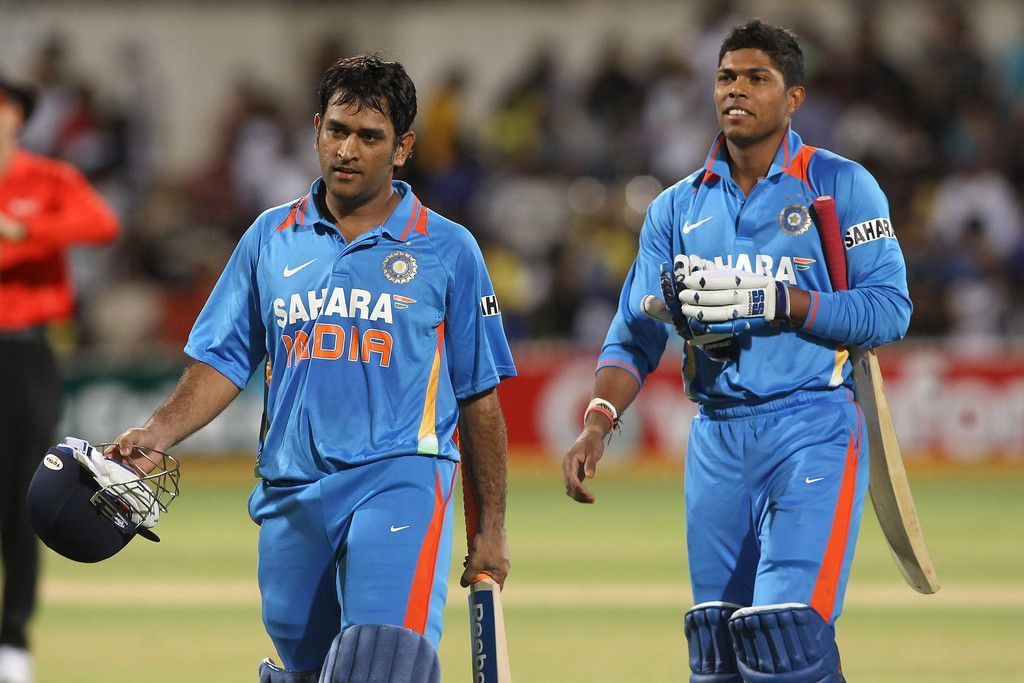 Umesh Yadav (R) and MS Dhoni (L) (Credit: Zimbio).