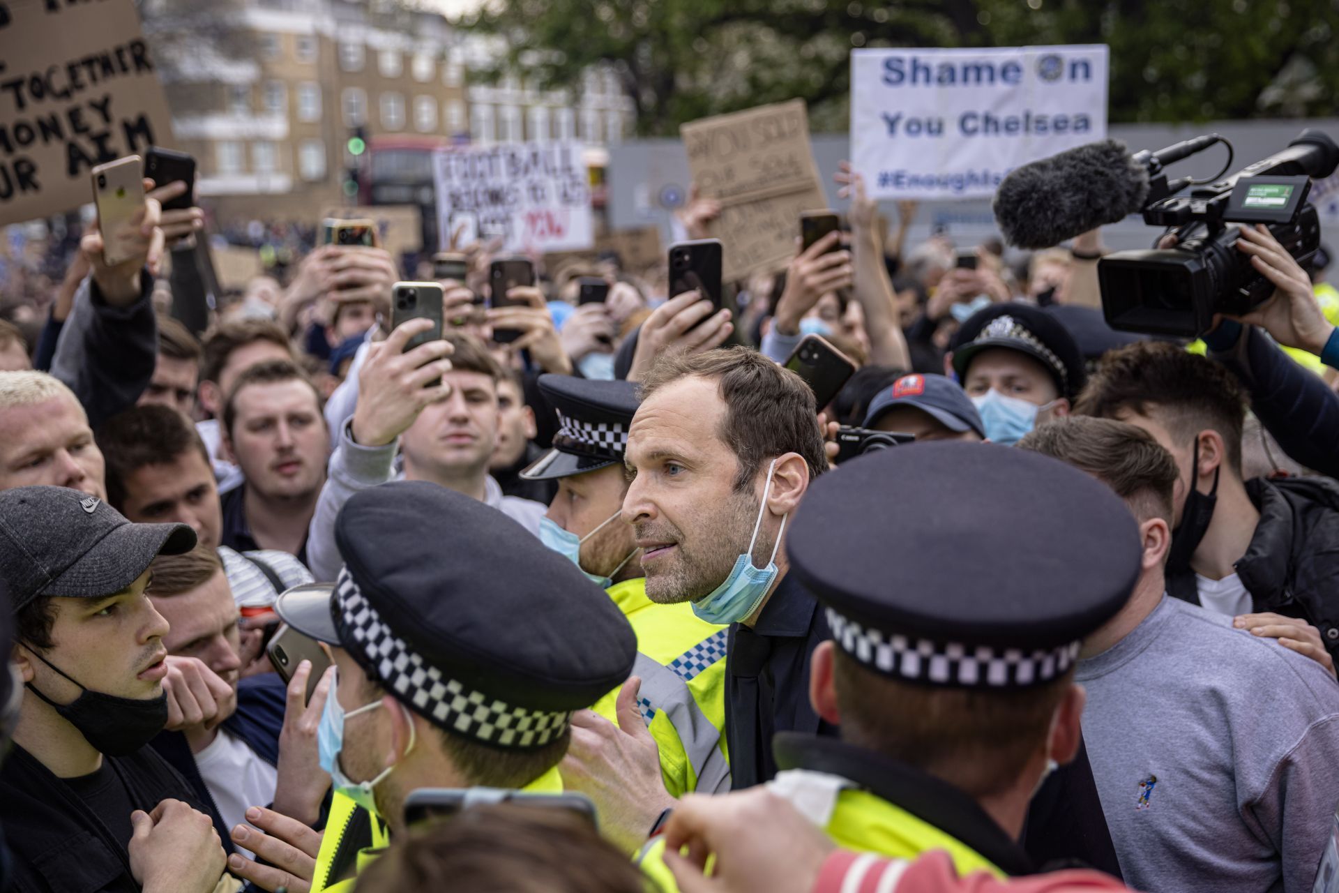 The now-iconic photo of Cech pacifying Blues&#039; fans