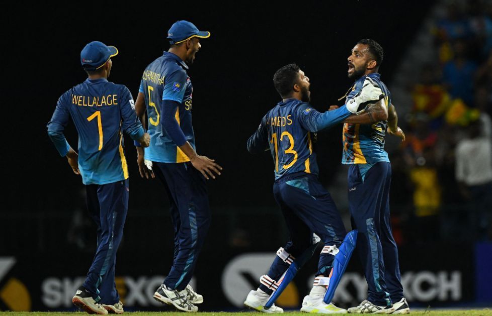 श्रीलंकाई टीम ने धाकड़ गेंदबाजी का प्रदर्शन किया 