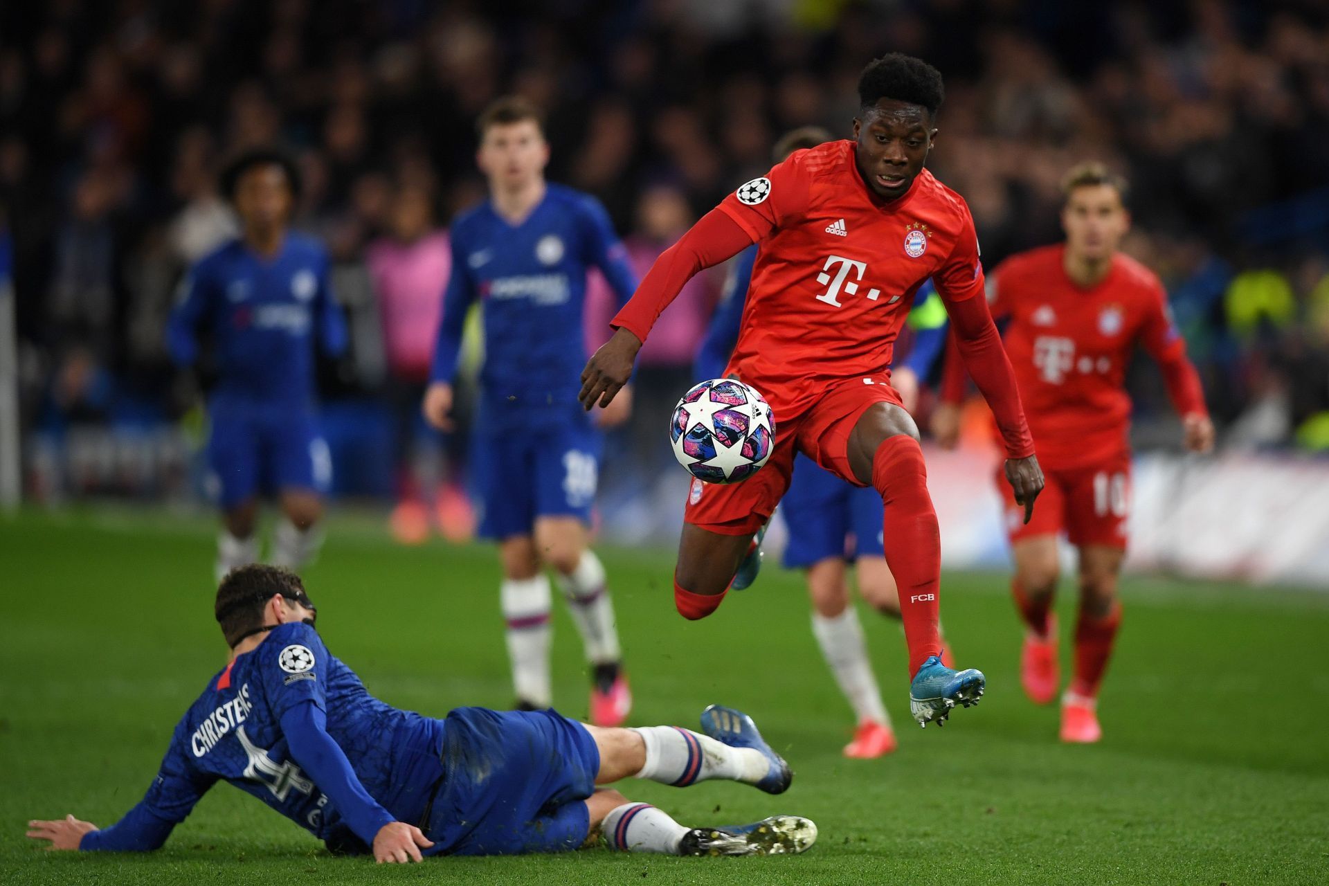 Chelsea FC v FC Bayern Muenchen - UEFA Champions League Round of 16: First Leg