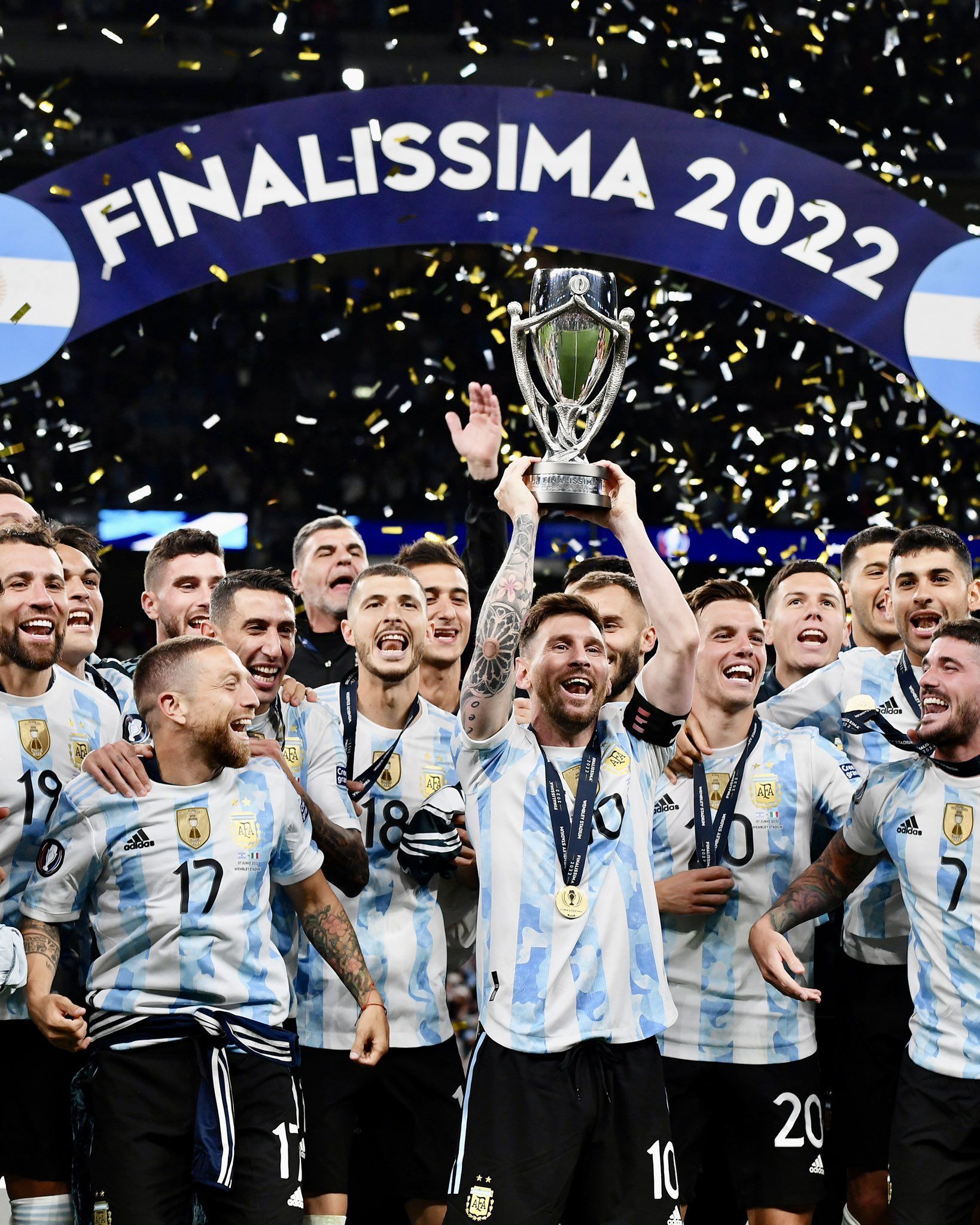 CONMEBOL-UEFA कप के साथ लायोनल मेसी और अर्जेंटीना की टीम।