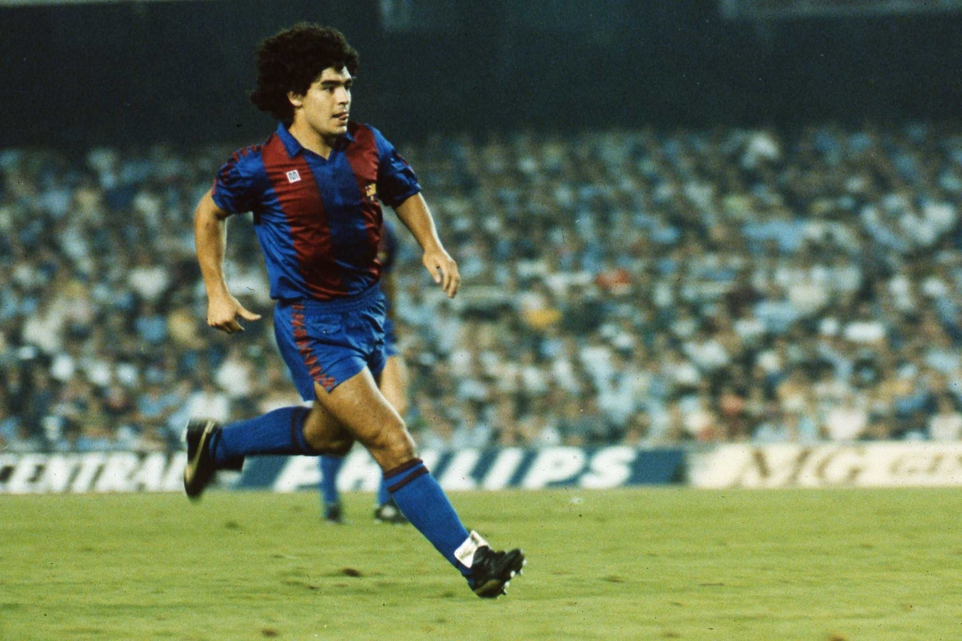 Diego Maradona in action (cred: FC Barcelona)