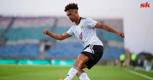 Defender Antonee Robinson shows off a mind-blowing card trick.