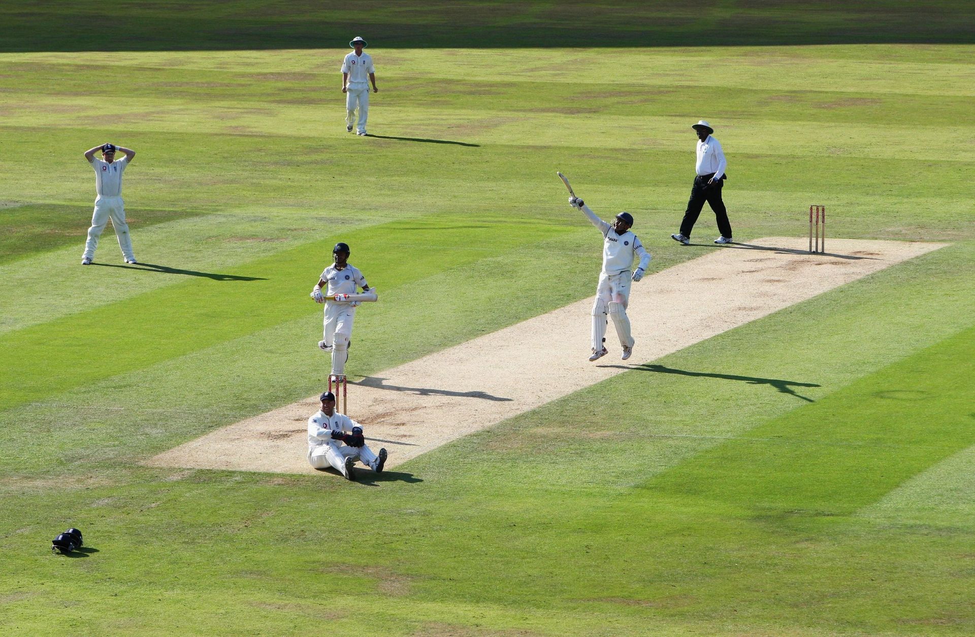 Anil Kumble celebrates his only Test match hundred at The Oval (Image Courtesy: Getty Images)