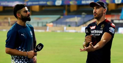 Virat Kohli (L) and Faf du Plessis shared the dressing room in IPL 2022. (Credit: Twitter)