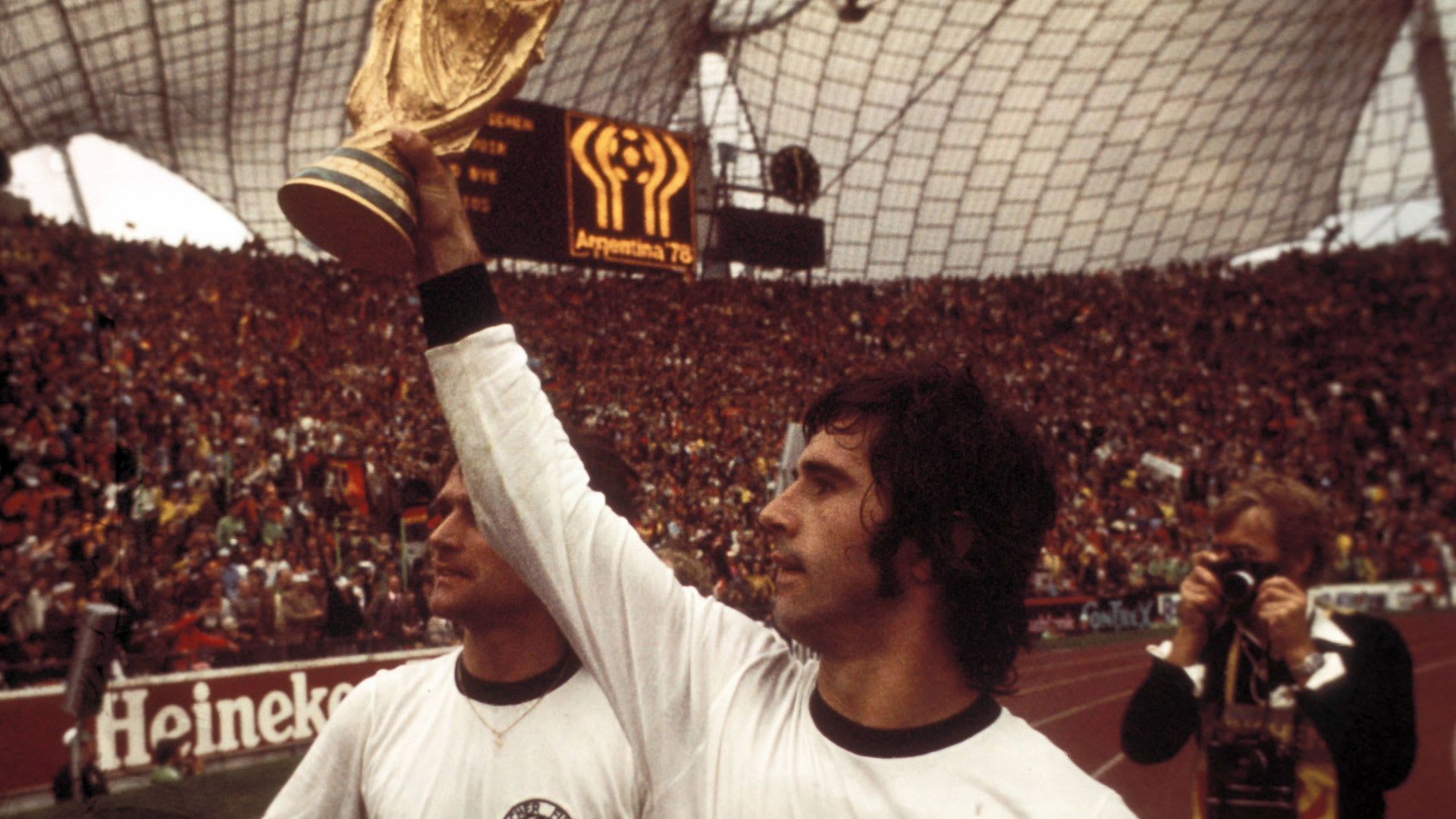 Gerd Muller with the World Cup trophy (cred: Bayern Munich)