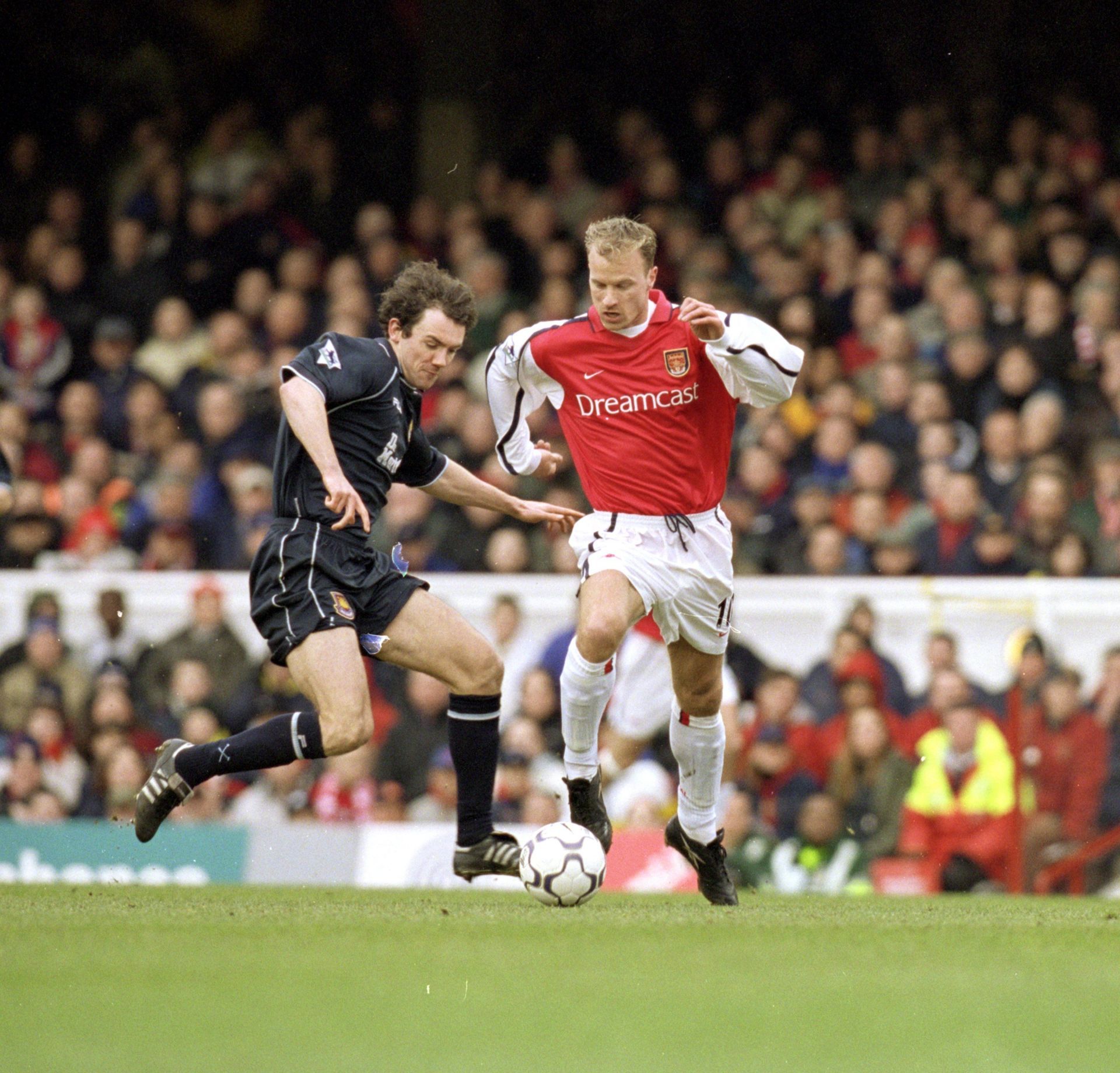 Dennis Bergkamp, Christian Dailly vying for the ball