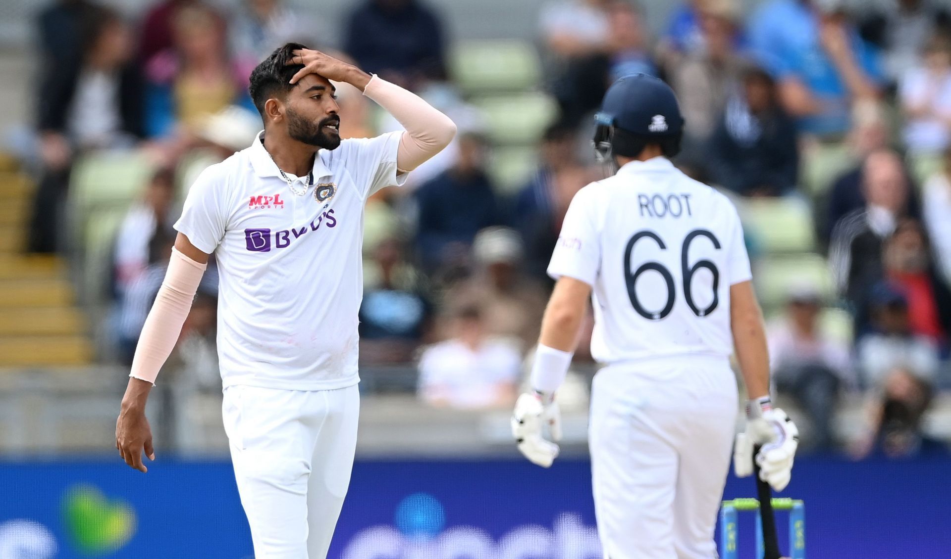 Mohammed Siraj (L) went wicketless in the fourth innings and leaked 98 runs in 15 overs.