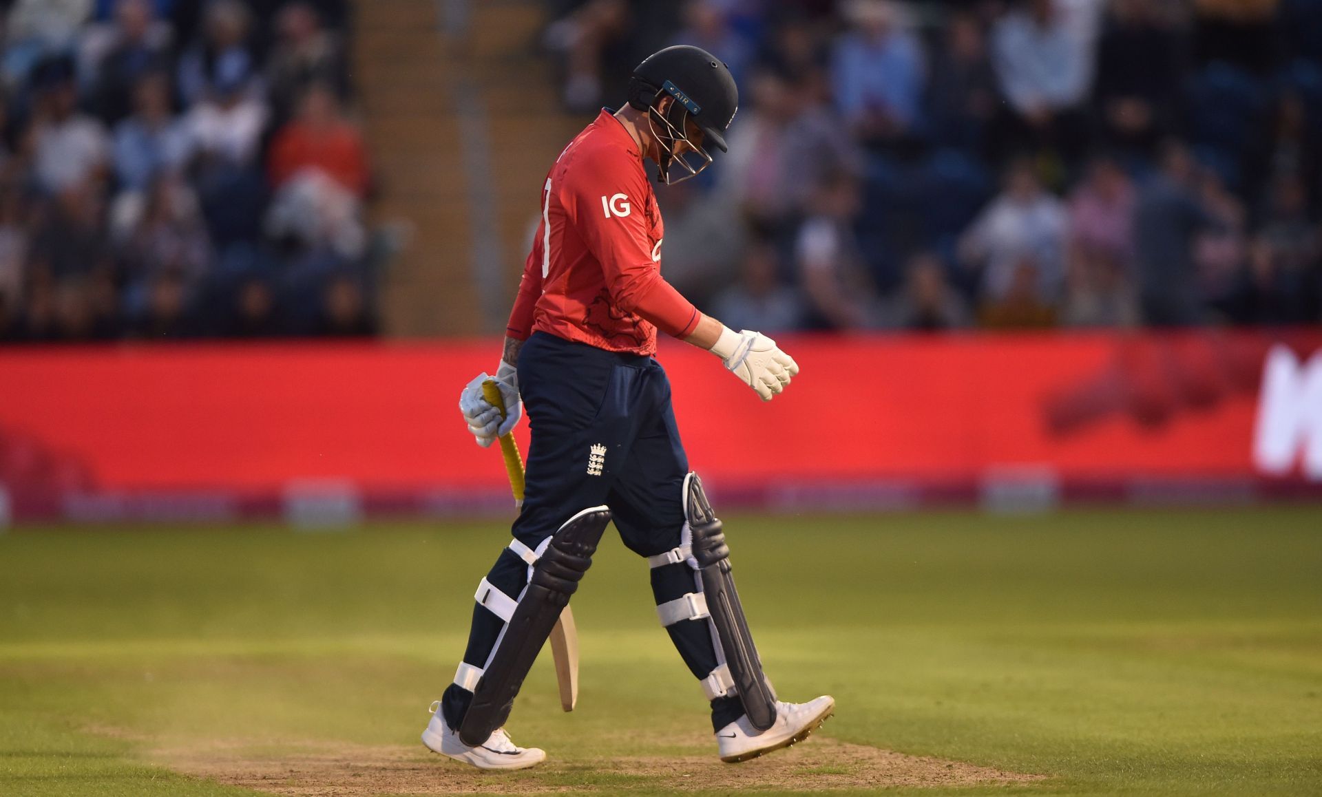 Jason Roy walks off for 20 from 22 balls in the second T20I against South Africa. (Credits: Getty)