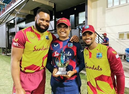 Monty Desai (centre) with Kieron Pollard (left) and Nicholas Pooran (right)