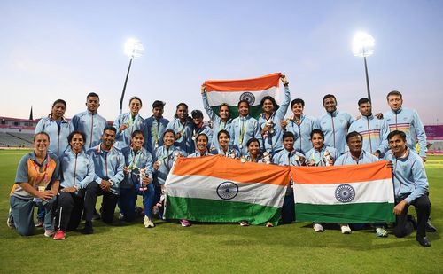 Team India after winning the silver medal in women's cricket at CWG 2022.