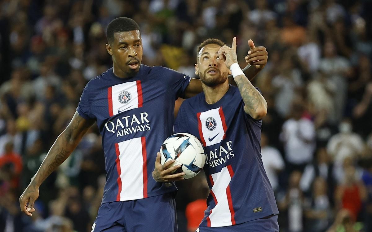 Neymar and Presnel Kimpembe celebrate the Brazilian