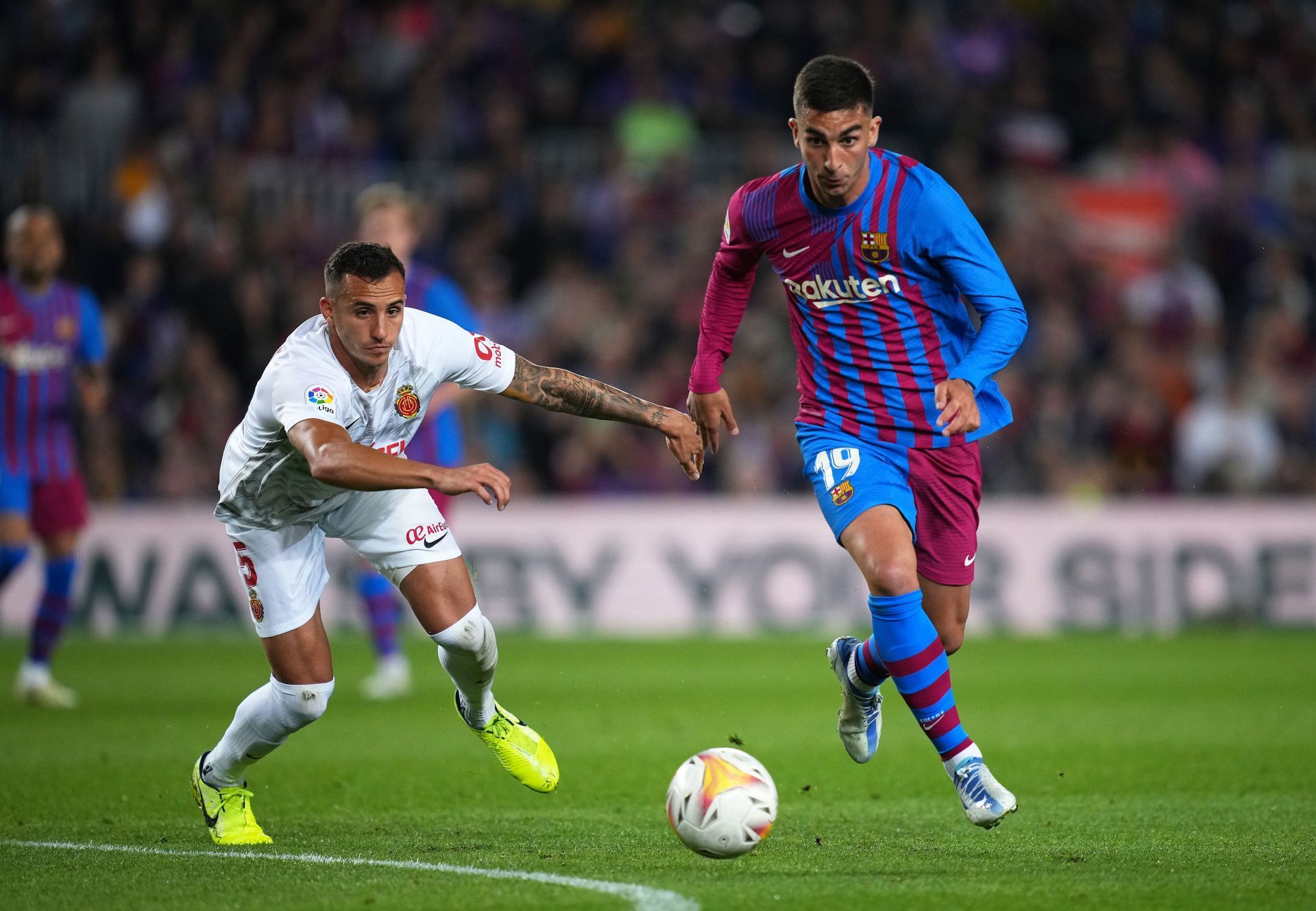 Ferran Torres (right) in action against RCD Mallorca - La Liga Santander