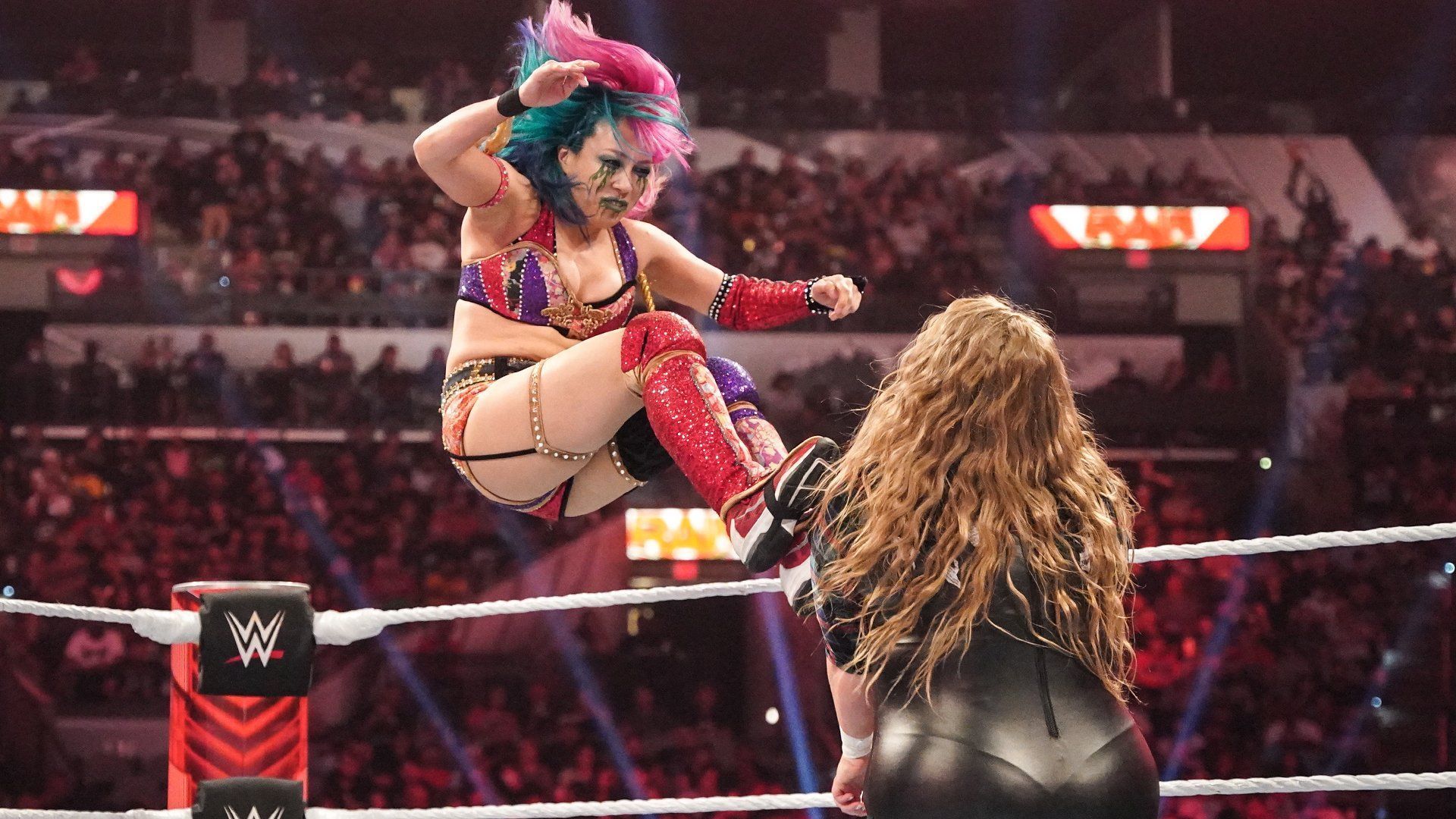 Asuka dropkicking Doudrop