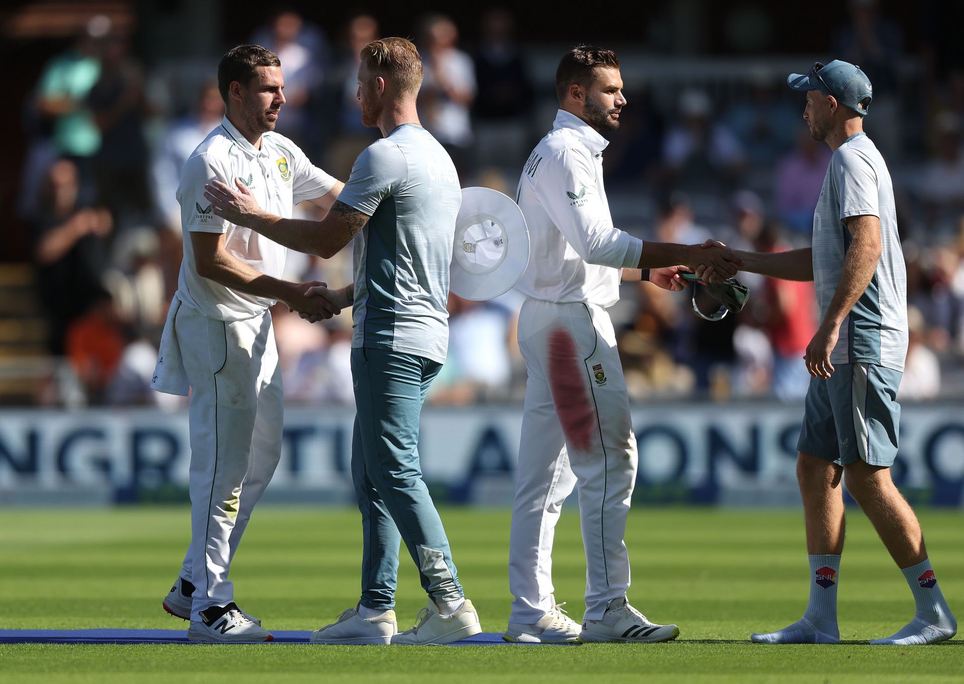 English and South African players shake hands after the Lord&#039;s Test. (Credits: Getty)