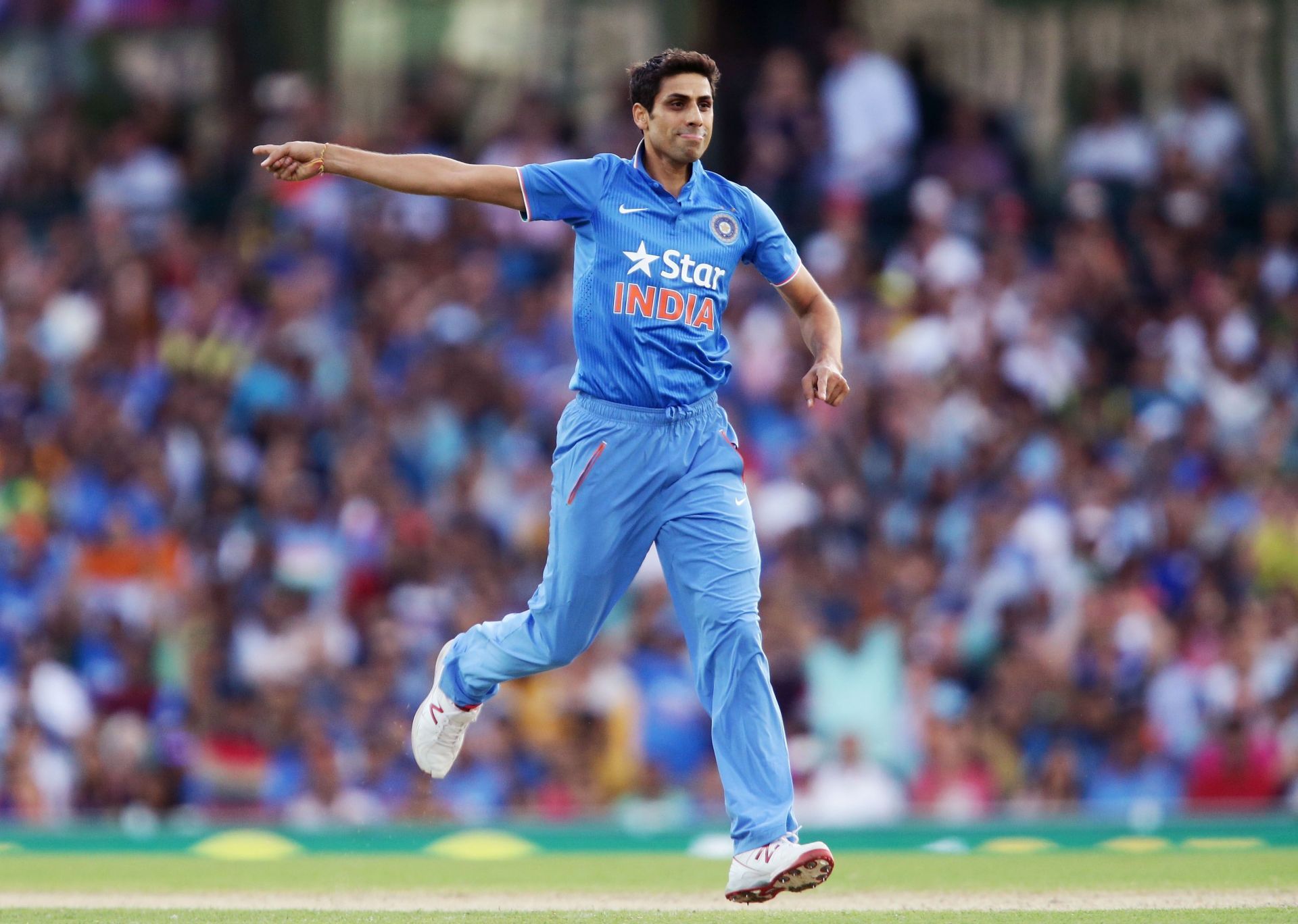 Ashish Nehra in action against Australia