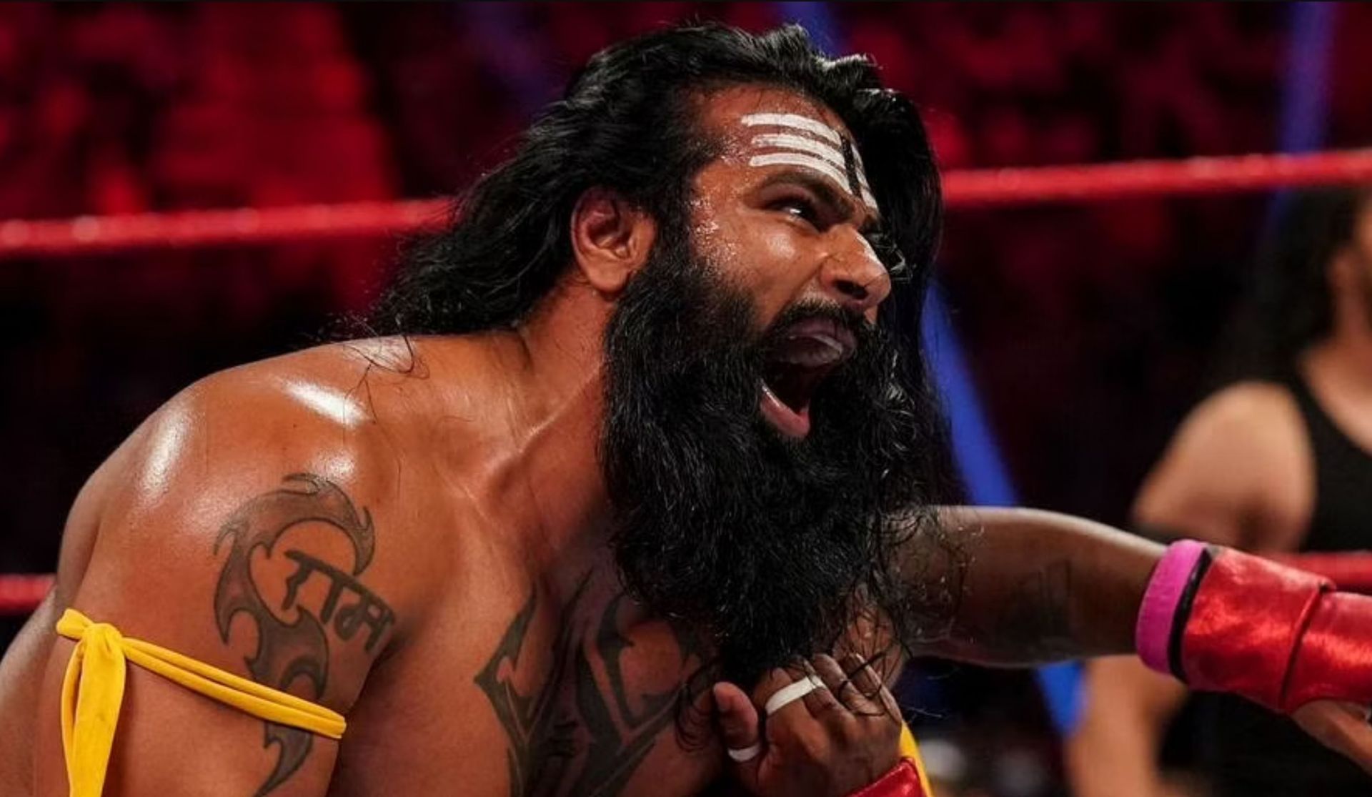 WWE Saturday Night Main Event में तीन चैंपियनशिप मैच देखने को मिले और वीर महान का भी मैच हुआ