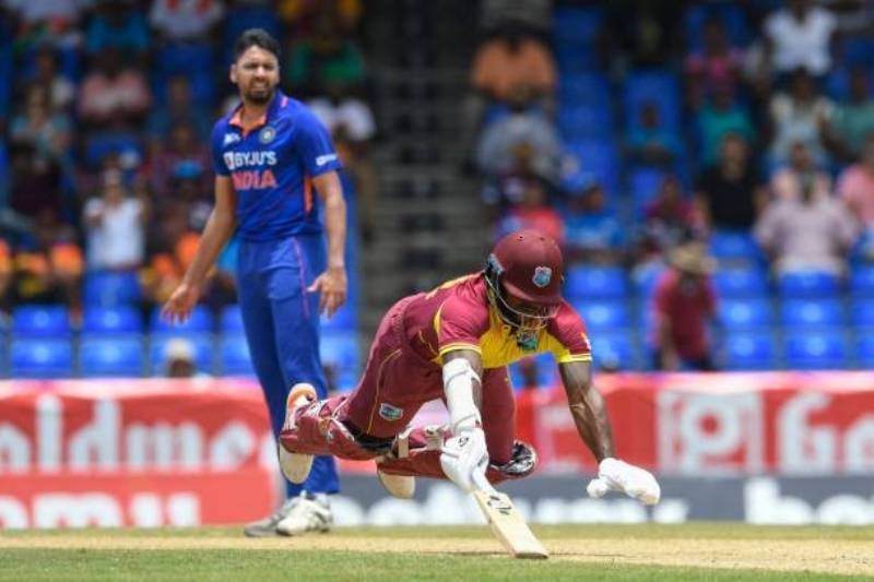 लगातार दूसरे मैच में आवेश खान की खराब गेंदबाजी रही