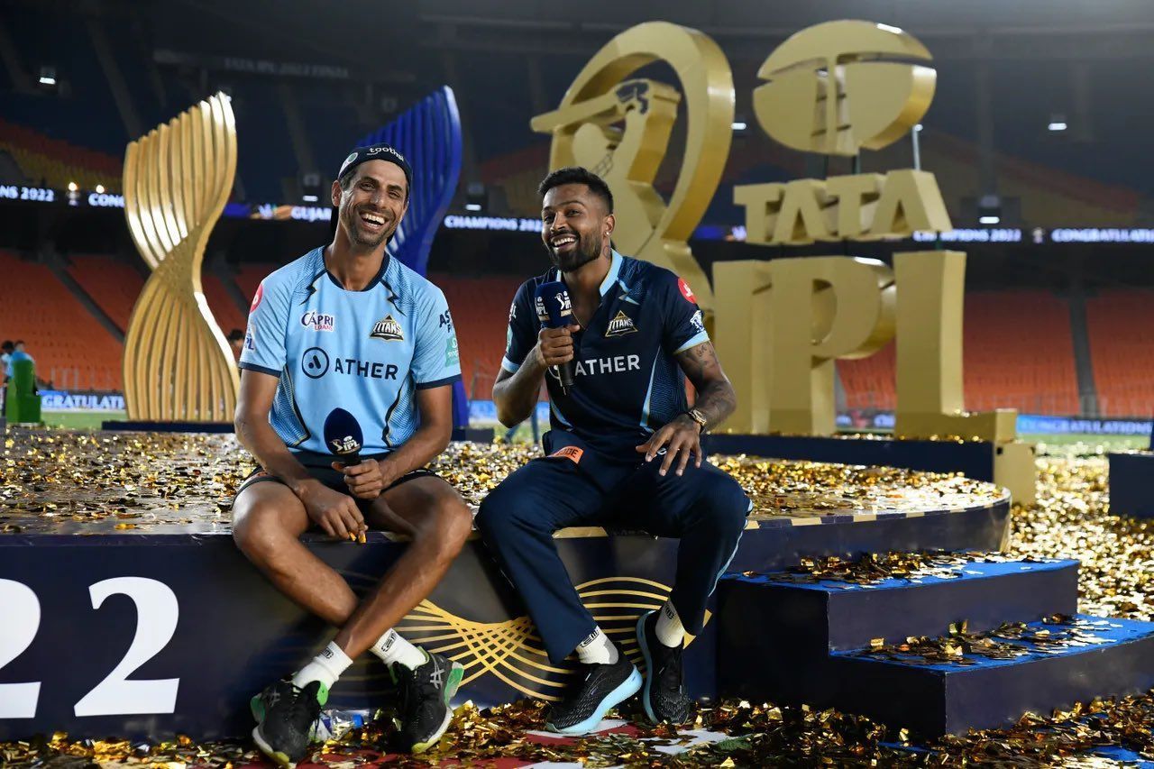 Ashish Nehra and Hardik Pandya after IPL 2022 final. (Credits: Twitter)
