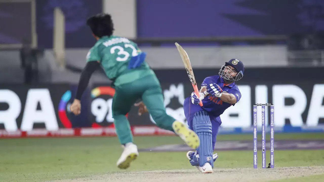Rishabh Pant scored back-to-back sixes against Hasan Ali