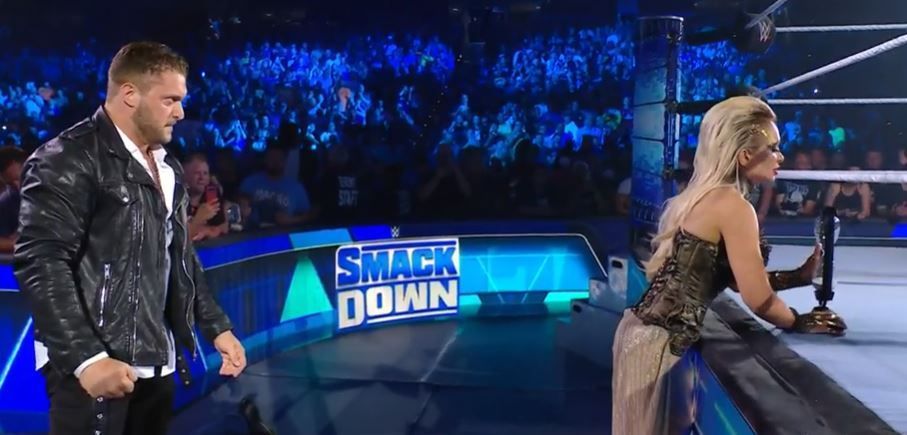 WWE SmackDown में वापसी के दौरान कैरियन क्रॉस और स्कार्लेट