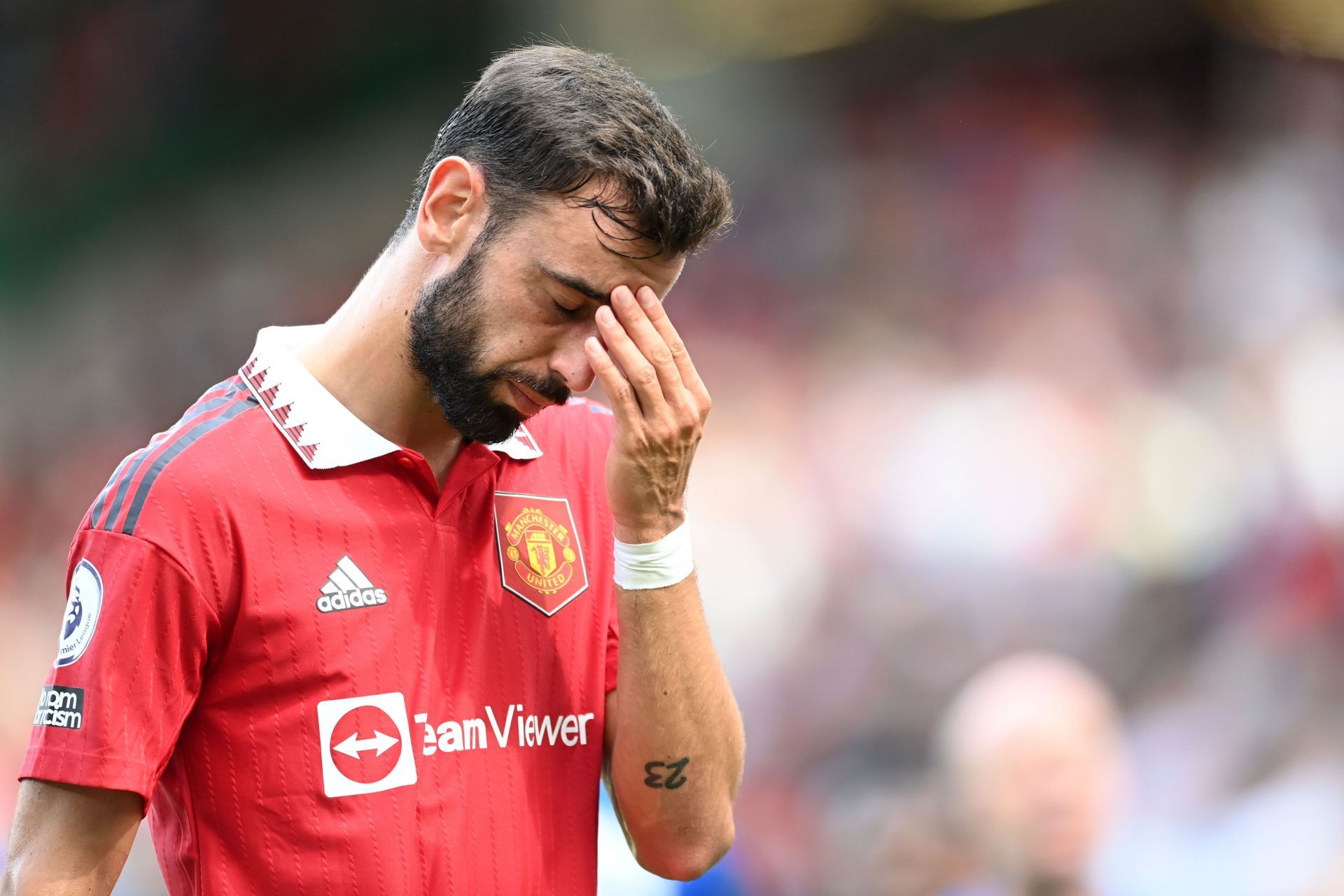 Bruno Fernandes looks dejected during Manchester United&#039;s loss to Brighton