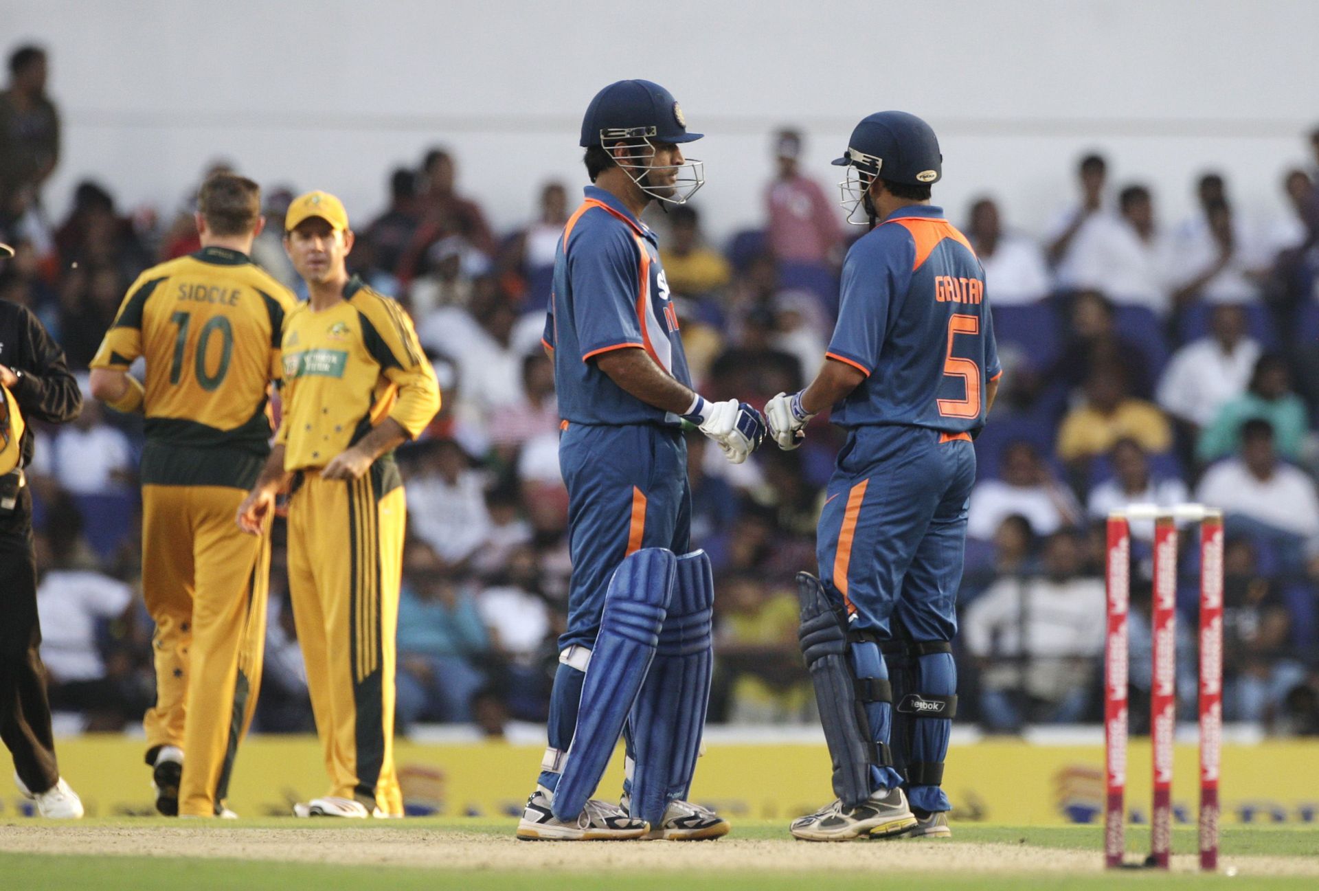 MS Dhoni and Gautam Gambhir batting together for vs Australia.