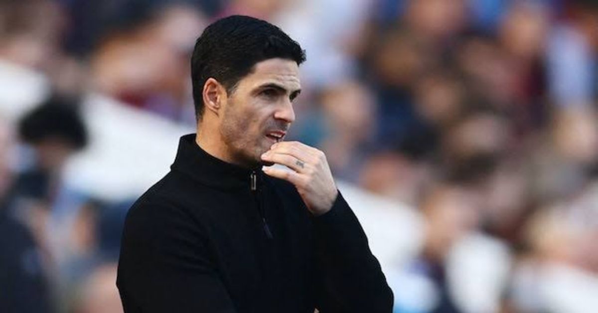 Arsenal manager Mikel Arteta looks on.