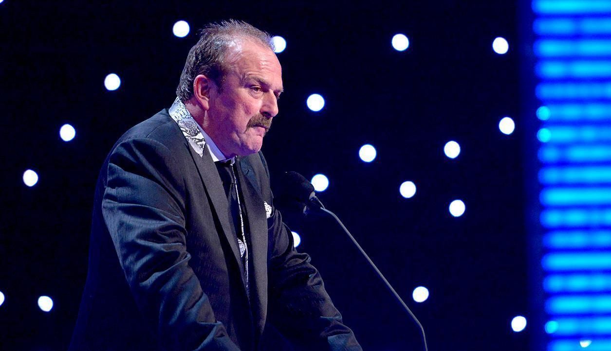 Jake Roberts speaking during the 2014 WWE Hall Of Fame ceremony
