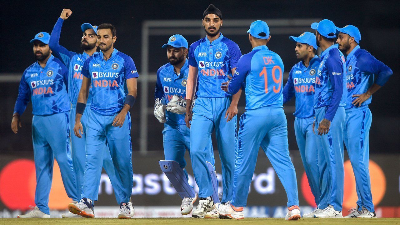 Arshdeep Singh celebrates with his teammates. (Credits: Twitter)