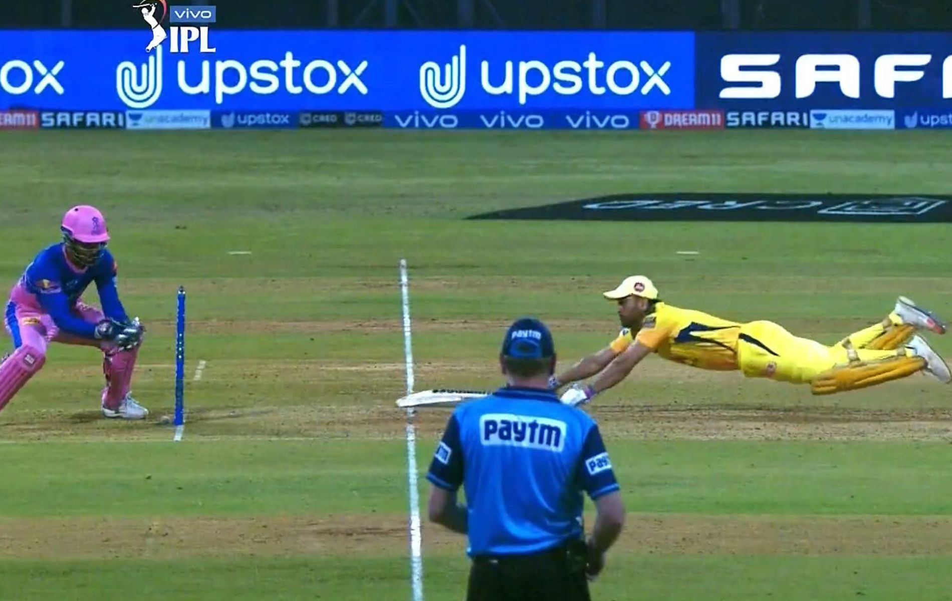 MS Dhoni dives to save his wicket. (Pic: Twitter)