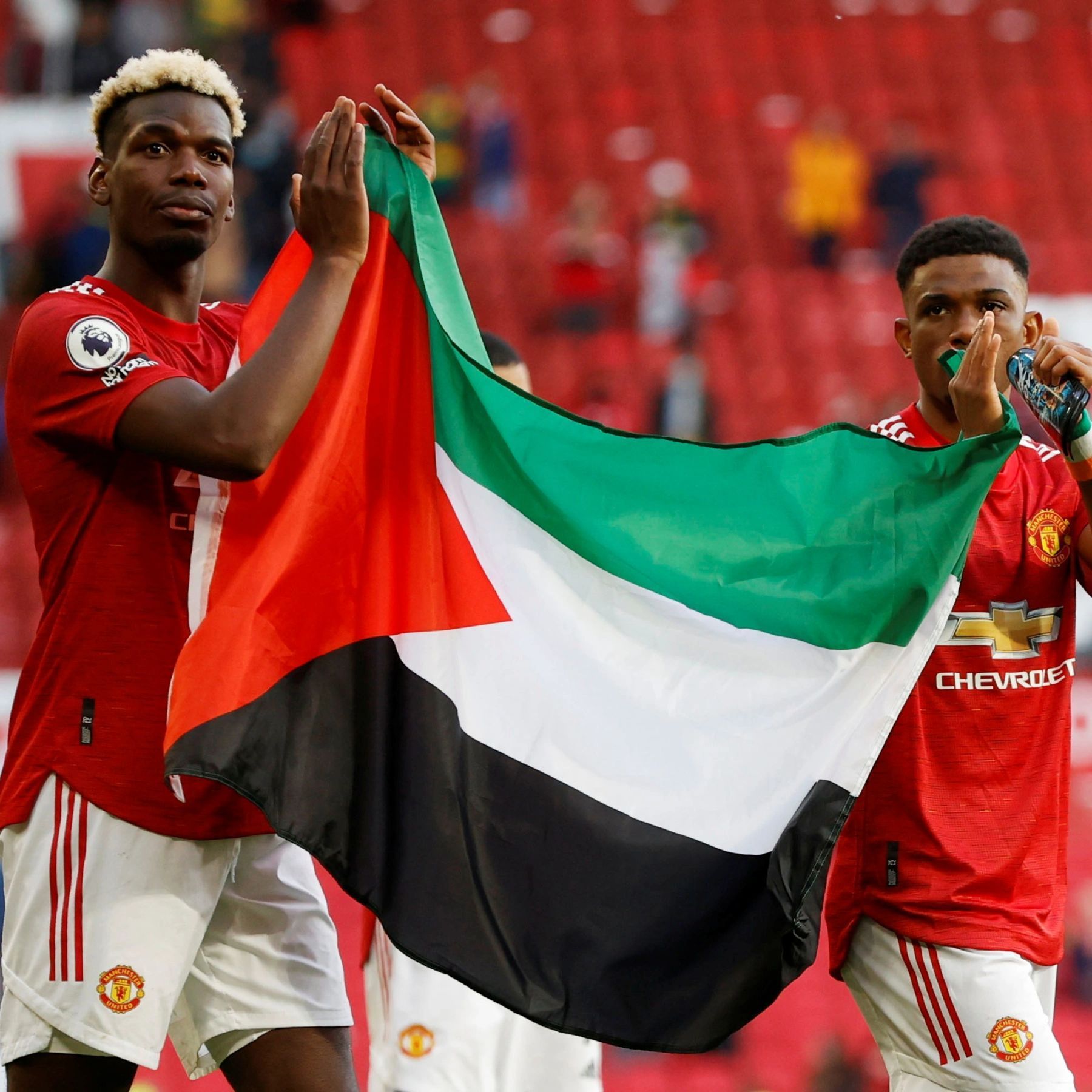 Pogba, Diallo hold up Palestine flag