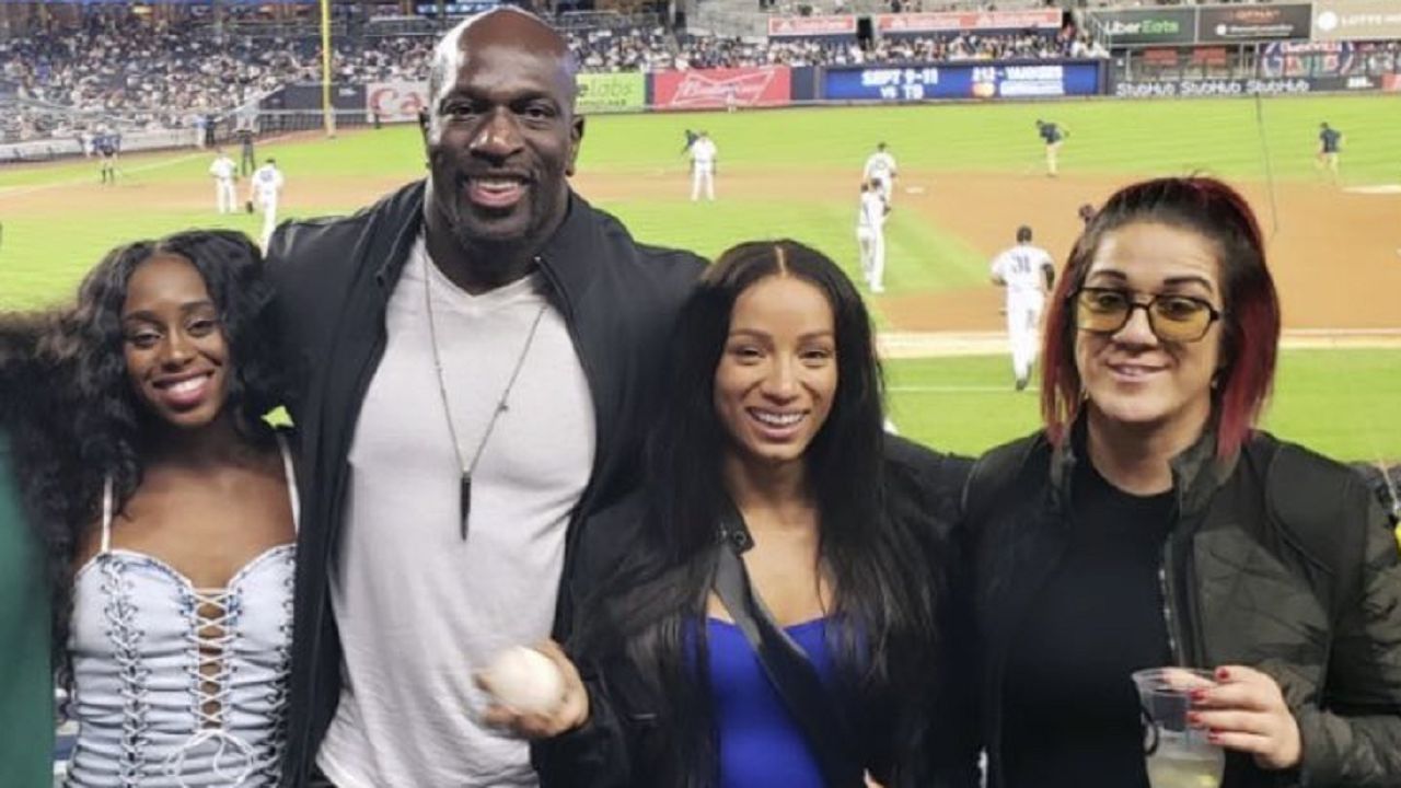 Sasha Banks and Naomi hanging out backstage with fellow wrestlers