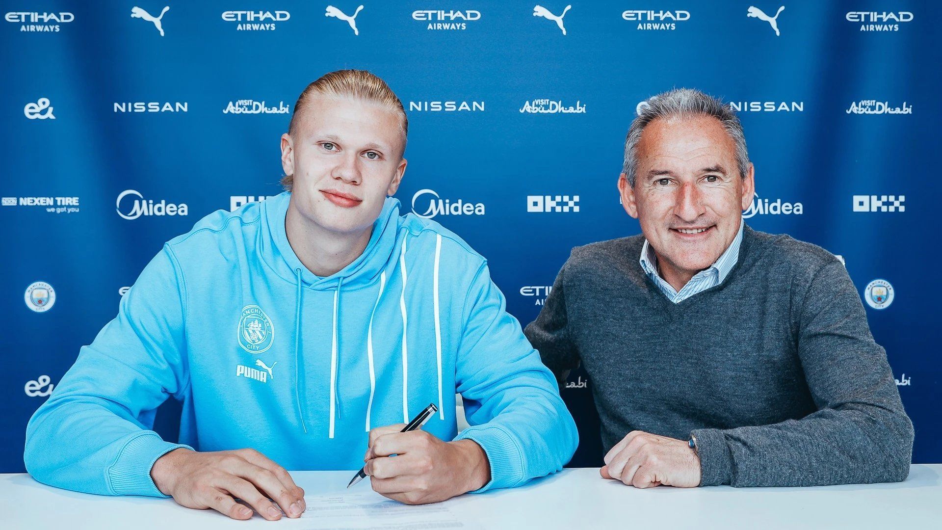 Txiki Begiristain (right) alongside Erling Haaland (left) (Source: Twitter)