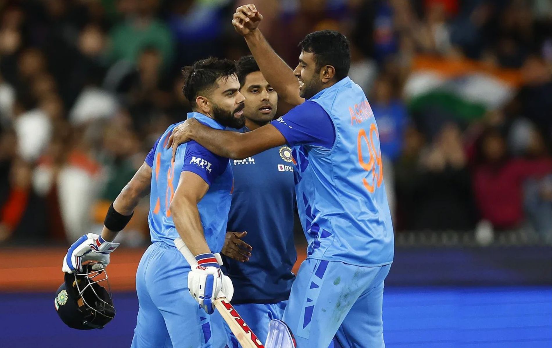 Ravichandran Ashwin (R) celebrates India