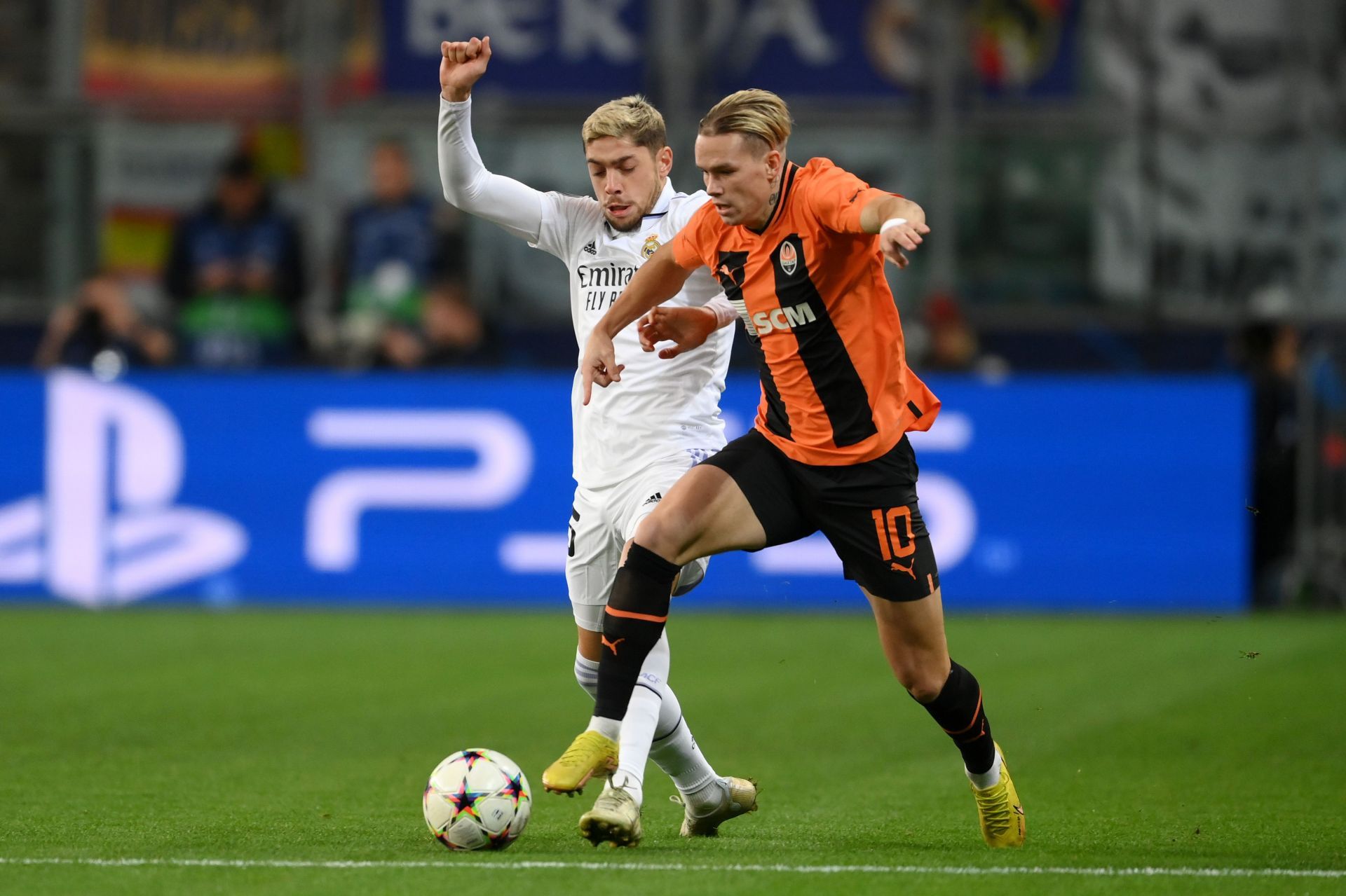 Mykhaylo Mudryk (right) has admirers at the Emirates.