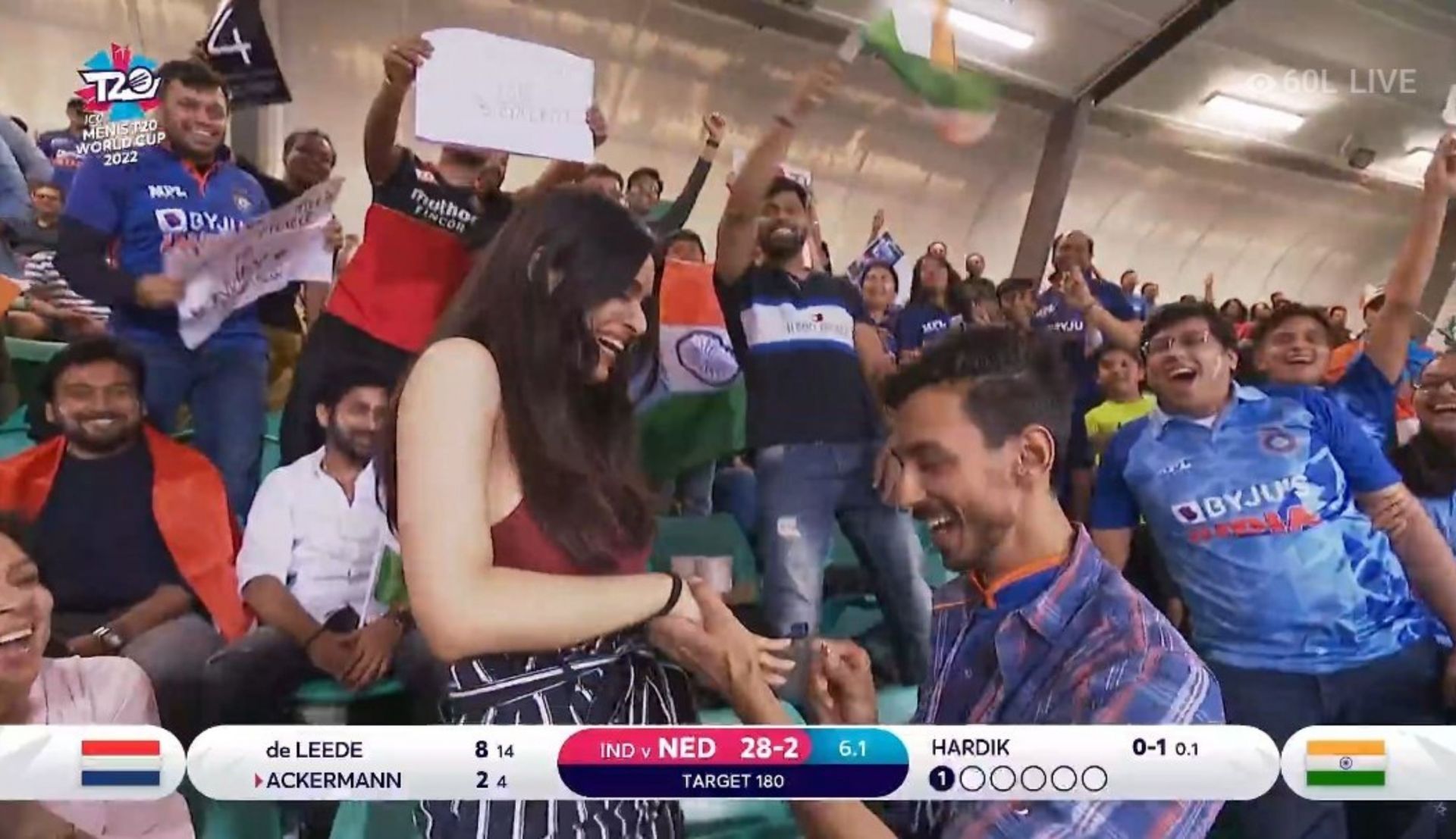 Fan proposing to his girlfriend at the Sydney Cricket Ground (Credits: ICC)