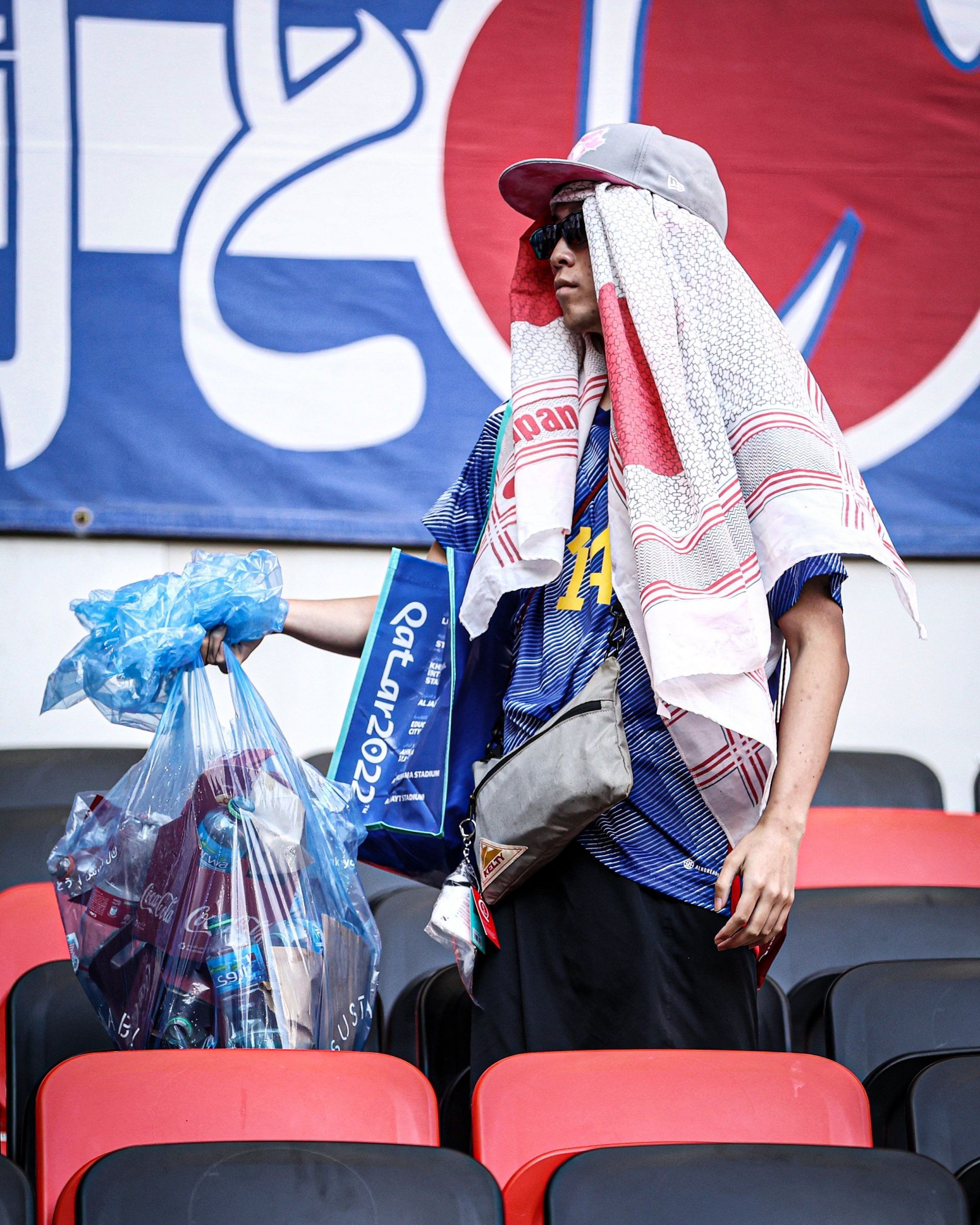 कोस्टा रिका से हार के बावजूद जापान के फैंस ने स्टेडियम में रहकर सफाई की।