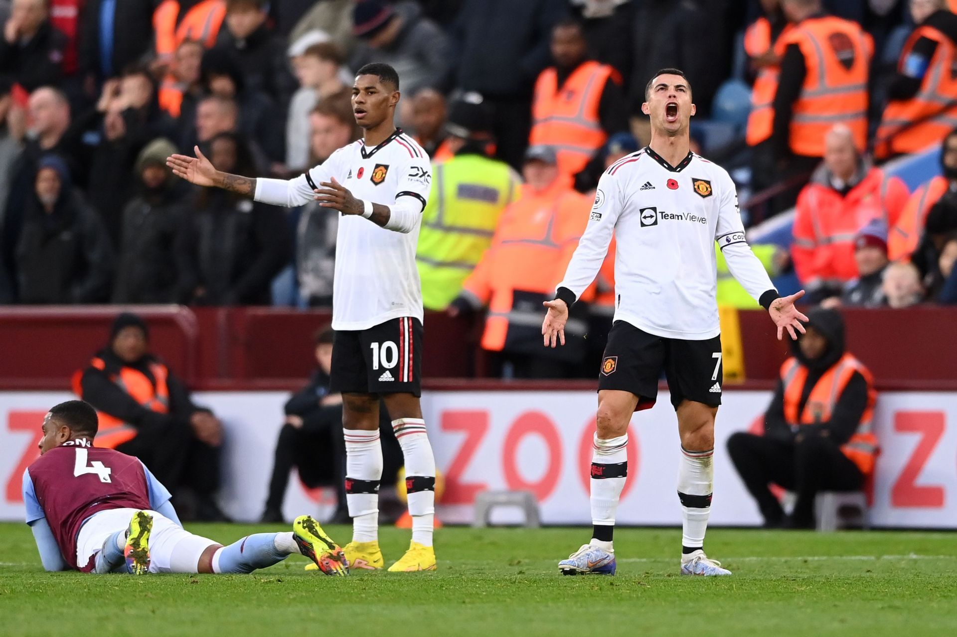 Aston Villa v Manchester United - Premier League