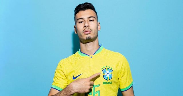 The 23-year old son of father João Martinelli and mother Elizabete Martinelli Gabriel Martinelli in 2024 photo. Gabriel Martinelli earned a 0.18 million dollar salary - leaving the net worth at  million in 2024