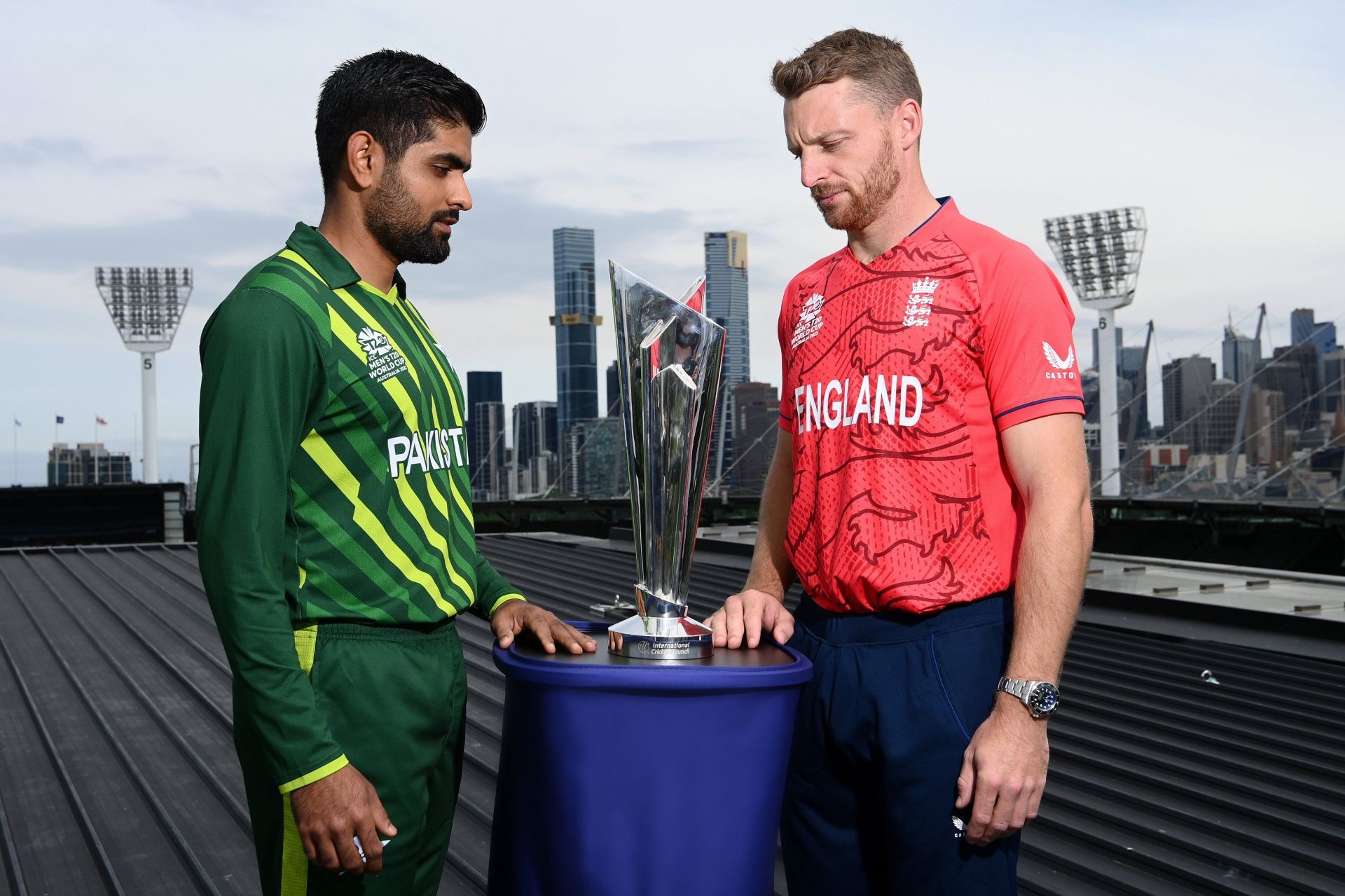 Babar Azam and Jos Buttler with the coveted trophy. (Credits: Twitter)