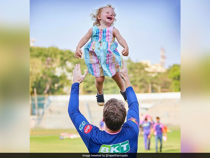 2bv3g6g8_jos-buttler-with-daughter-rr-twitter_625x300_20_April_21.jpg (806&times;605)