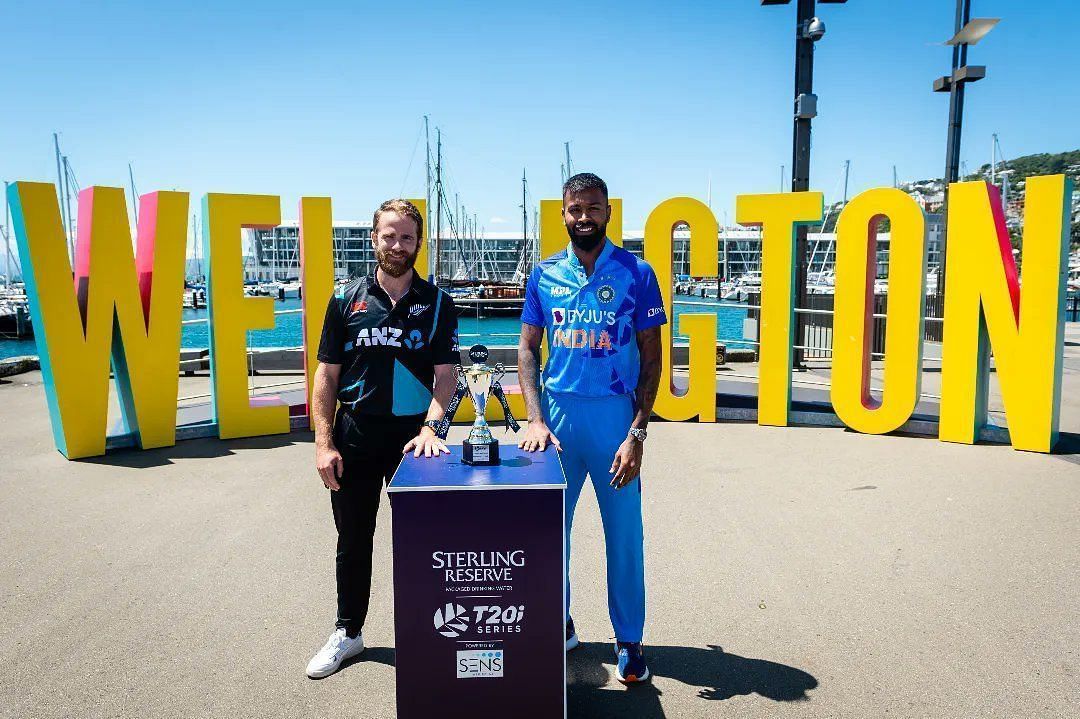 Hardik Pandya (R) and Kane Williamson (L) pose with the T20I trophy [Credits: BCCI]