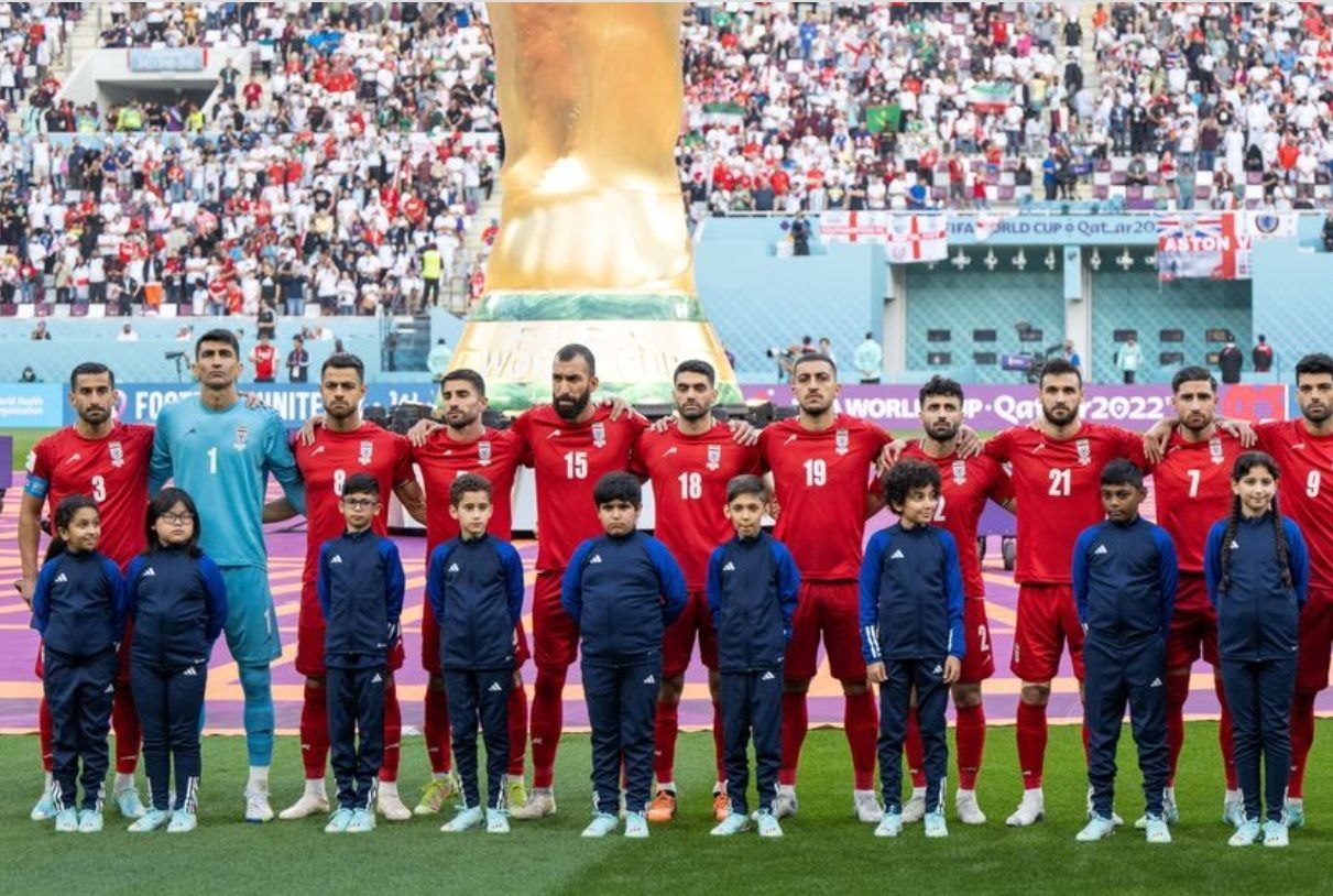 ईरान की टीम के खिलाड़ियों के साथ ही फैंस ने भी राष्ट्रगान नहीं गाया।