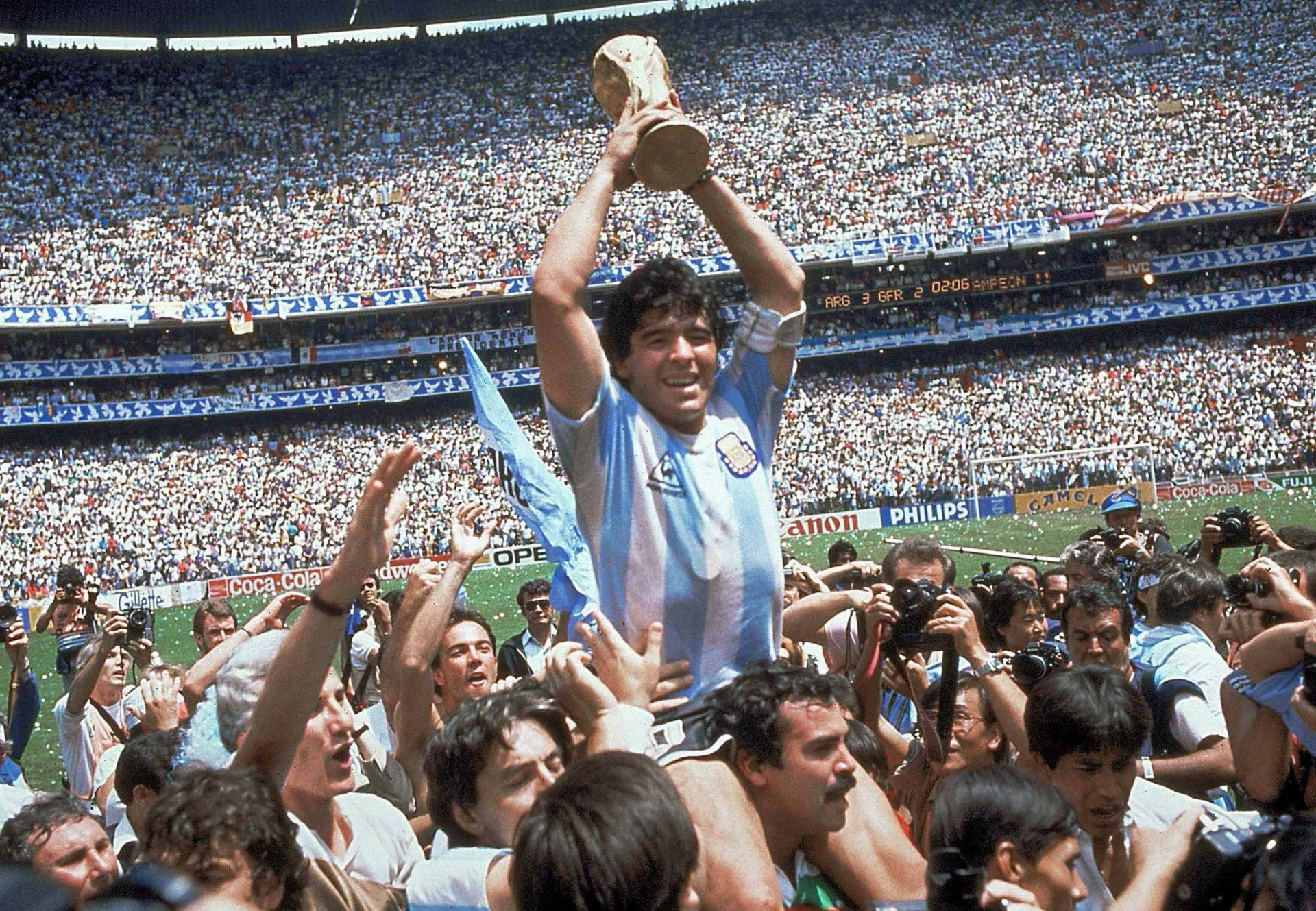 Maradona with the 1986 FIFA World Cup; Picture via: @JacobNovakcsu