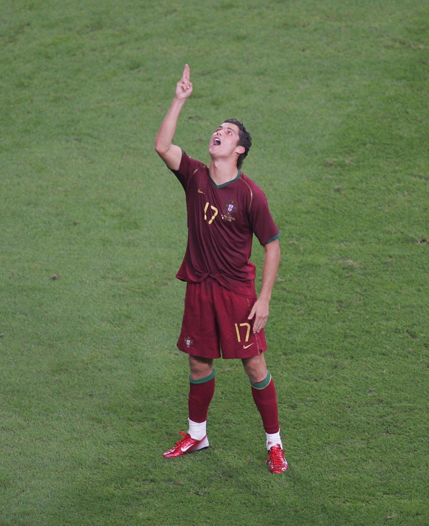 महज 21 साल की उम्र में रोनाल्डो ने पुर्तगाल के लिए विश्व कप में अपना पहला गोल किया था।