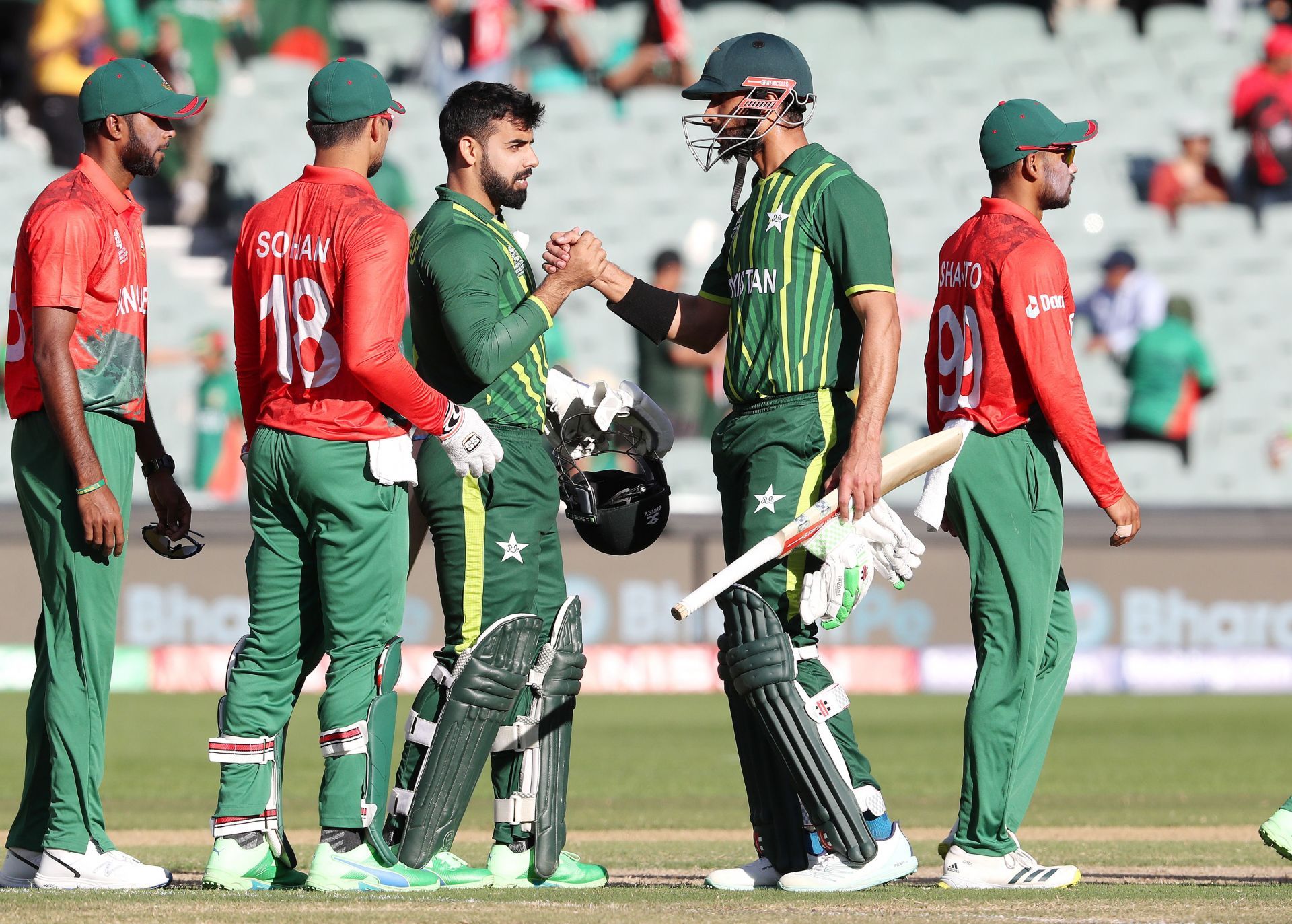 Pakistan defeated Bangladesh to make it through to the semi-finals of the T20 World Cup.
