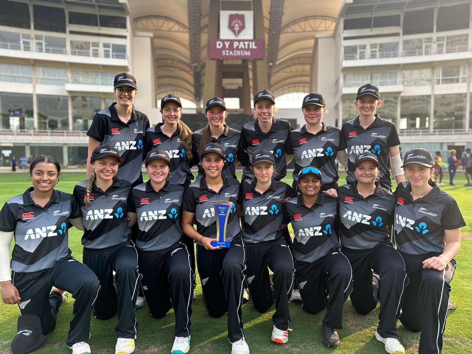 ट्रॉफी के साथ न्यूजीलैंड की सभी खिलाड़ी (PIC : WHITE FERNS Twitter)